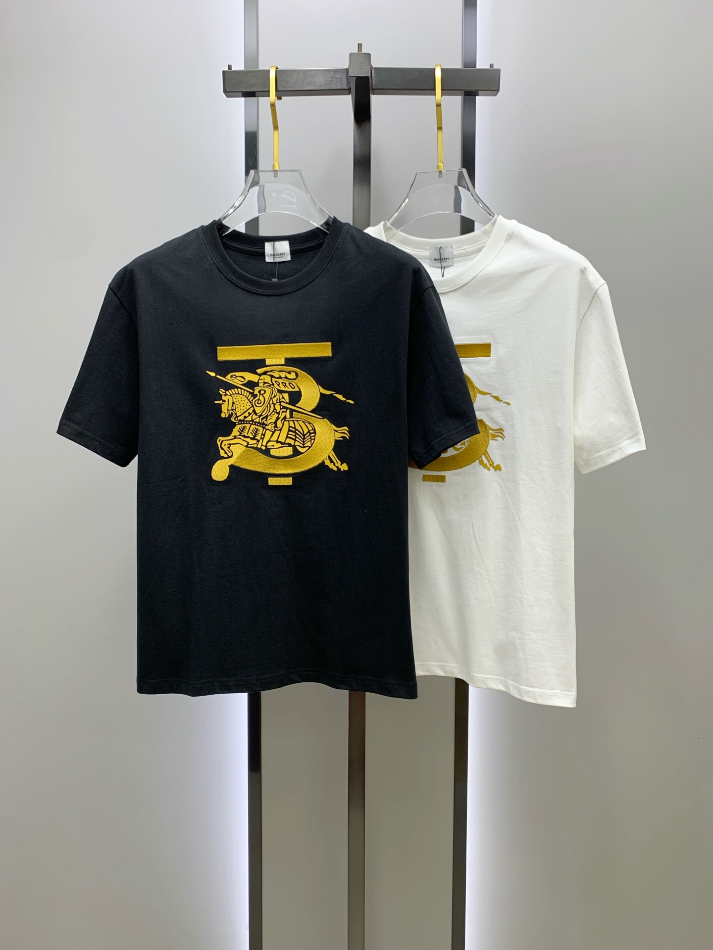 NO:518579,Ss Burberry pure cotton latest fabric classic logo pattern logo fashionable simple trendy short sleeves, top quality counter original single short sleeves, top production craft imported fabrics, unique design of counter style, using imported high-end customized fabrics. The official website is on sale!  Excellent fabric pattern, size..Black and white M-3Xl,,burberry,T-shirt,alexander wang19860909ss巴宝莉纯棉最新面料经典标识图案logo时尚简约潮流短袖,最顶级的品质专柜原单短袖,顶级制作工艺进口面料,专柜款独特设计,采用进口高端订制面料.官网在售！面料版型超赞 码数..黑白色 M-3Xl,,burberry,T-shirt,alexander wang,Men's clothing