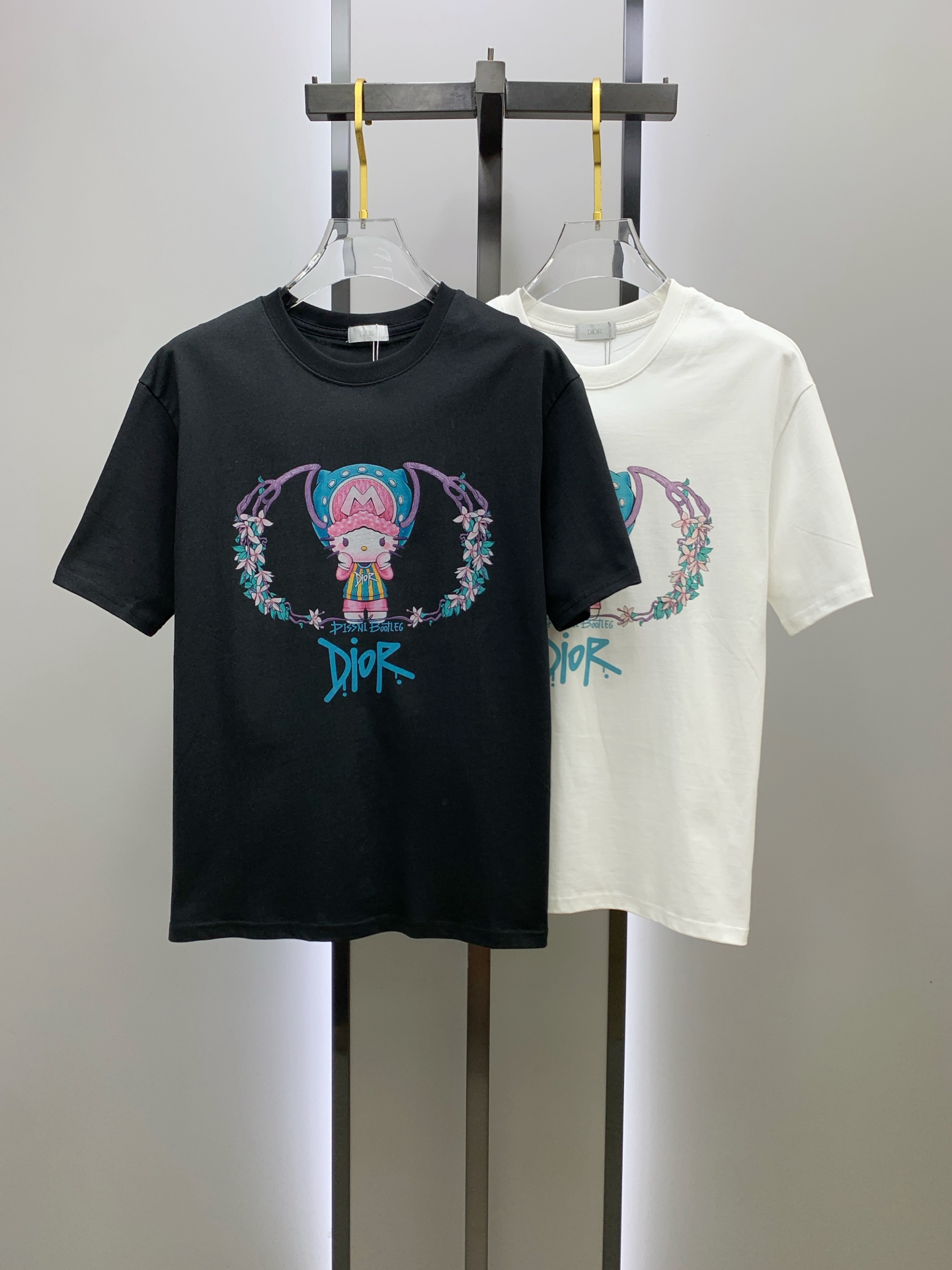 NO:518581,Ss Dior pure cotton latest fabric, classic logo, logo, fashionable, simple and trendy short sleeves, the top quality counter original single short sleeves, top production craft imported fabrics, unique design of the counter model, using imported high-end customized fabrics. The official website is on sale!  Excellent fabric pattern, size..Black and white M-3Xl,,dior,T-shirt,alexander wang19860909ss迪奥纯棉最新面料经典标识图案logo时尚简约潮流短袖,最顶级的品质专柜原单短袖,顶级制作工艺进口面料,专柜款独特设计,采用进口高端订制面料.官网在售！面料版型超赞 码数..黑白色 M-3Xl,,dior,T-shirt,alexander wang,Men's clothing