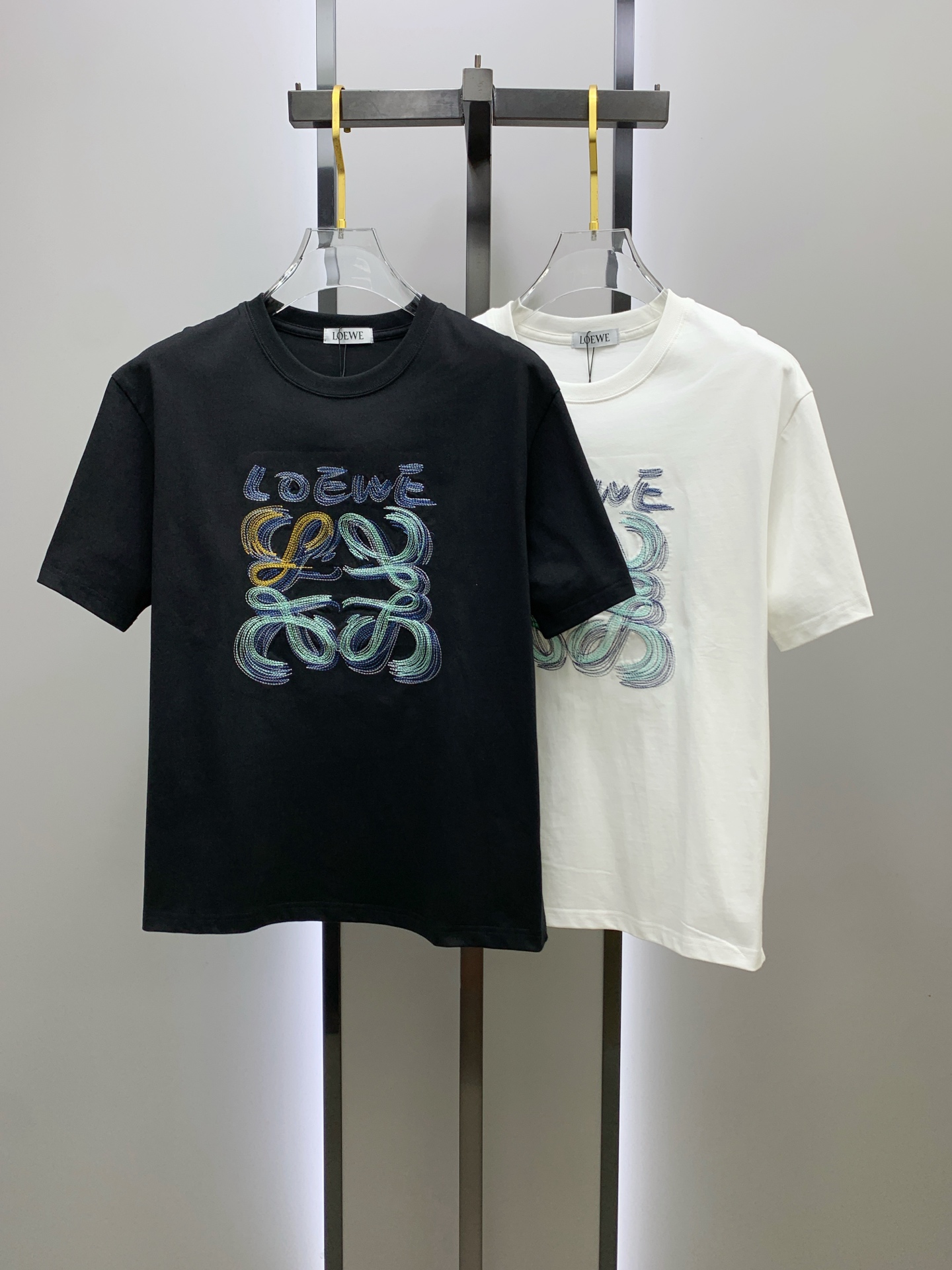 NO:518583,Ss Luo Yiwei pure cotton latest fabric, classic logo, logo, fashionable, simple and trendy short sleeves, the top quality counter original single short sleeves, top production craft imported fabrics, unique design of the counter model, using imported high-end customized fabrics. The official website is on sale!  Excellent fabric fit, size..Black and white M-3Xl,,loewe,T-shirt,alexander wang19860909ss罗意威纯棉最新面料经典标识图案logo时尚简约潮流短袖,最顶级的品质专柜原单短袖,顶级制作工艺进口面料,专柜款独特设计,采用进口高端订制面料.官网在售！面料版型超赞 码数..黑白色 M-3Xl,,loewe,T-shirt,alexander wang,Men's clothing