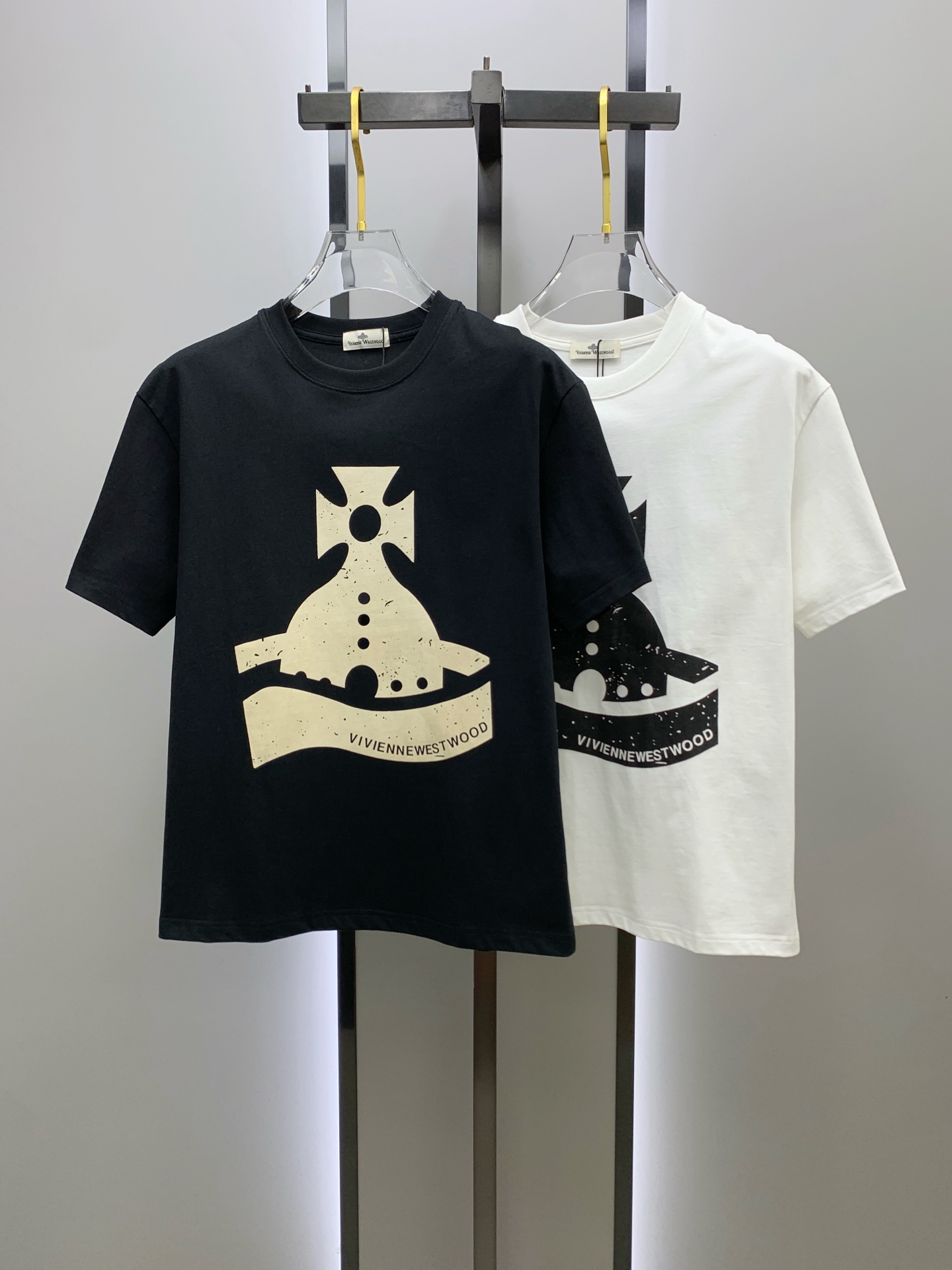 NO:518585,The latest fabric of the Queen Mother of Ss, the classic logo pattern logo, fashionable simple trendy short sleeves, the top quality counter original single short sleeves, the top production process imported fabric, the unique design of the counter model, using imported high-end customized fabrics. The official website is on sale!  Excellent fabric pattern, size..Black and white M-3Xl,,T-shirt,alexander wang19860909ss西太后纯棉最新面料经典标识图案logo时尚简约潮流短袖,最顶级的品质专柜原单短袖,顶级制作工艺进口面料,专柜款独特设计,采用进口高端订制面料.官网在售！面料版型超赞 码数..黑白色 M-3Xl,,T-shirt,alexander wang,Men's clothing