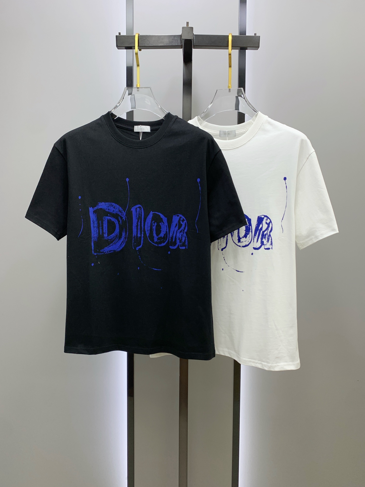 NO:518587,Ss Dior pure cotton latest fabric, classic logo, logo, fashionable, simple and trendy short sleeves, the top quality counter original single short sleeves, top-level production craft imported fabrics, unique design of the counter model, using imported high-end customized fabrics. The official website is on sale!  Excellent fabric pattern, size..Black and white M-3Xl,,dior,T-shirt,alexander wang19860909ss迪奥纯棉最新面料经典标识图案logo时尚简约潮流短袖,最顶级的品质专柜原单短袖,顶级制作工艺进口面料,专柜款独特设计,采用进口高端订制面料.官网在售！面料版型超赞 码数..黑白色 M-3Xl,,dior,T-shirt,alexander wang,Men's clothing