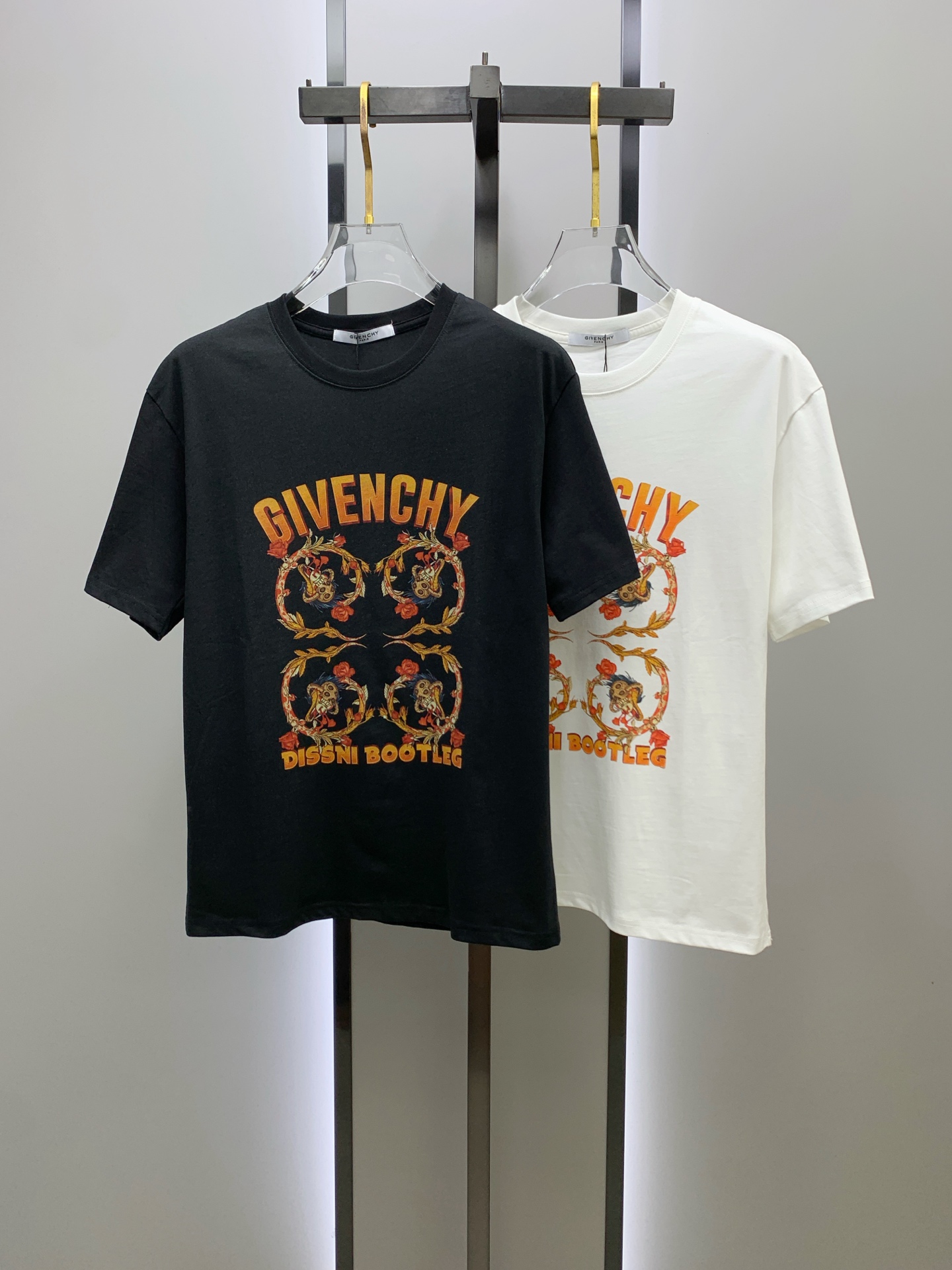 NO:518589,Ss Givenchy pure cotton latest fabric classic logo pattern logo fashionable simple trendy short sleeves, the top quality counter original single short sleeves, top production craft imported fabrics, unique design of the counter model, using imported high-end customized fabrics. The official website is on sale!  Excellent fabric pattern, size..Black and white M-3Xl, givennchy, T-shirt, alexander wang19860909ss纪梵希纯棉最新面料经典标识图案logo时尚简约潮流短袖,最顶级的品质专柜原单短袖,顶级制作工艺进口面料,专柜款独特设计,采用进口高端订制面料.官网在售！面料版型超赞 码数..黑白色 M-3Xl,,givenchy,T-shirt,alexander wang,Men's clothing