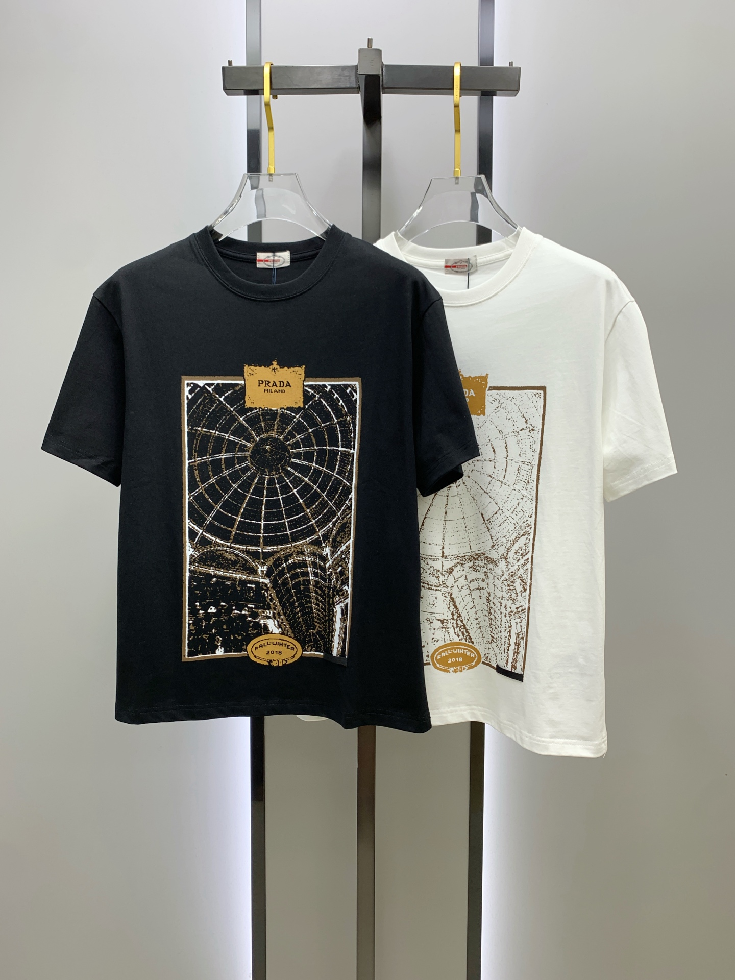 NO:518597,Ss Prada pure cotton latest fabric classic logo pattern logo fashionable simple trendy short sleeves, top quality counter original single short sleeves, top production craft imported fabrics, unique design of counter style, using imported high-end customized fabrics. The official website is on sale!  Excellent fabric pattern, size..Black and white M-3Xl,,prada,T-shirt,alexander wang19860909ss普拉达纯棉最新面料经典标识图案logo时尚简约潮流短袖,最顶级的品质专柜原单短袖,顶级制作工艺进口面料,专柜款独特设计,采用进口高端订制面料.官网在售！面料版型超赞 码数..黑白色 M-3Xl,,prada,T-shirt,alexander wang,Men's clothing