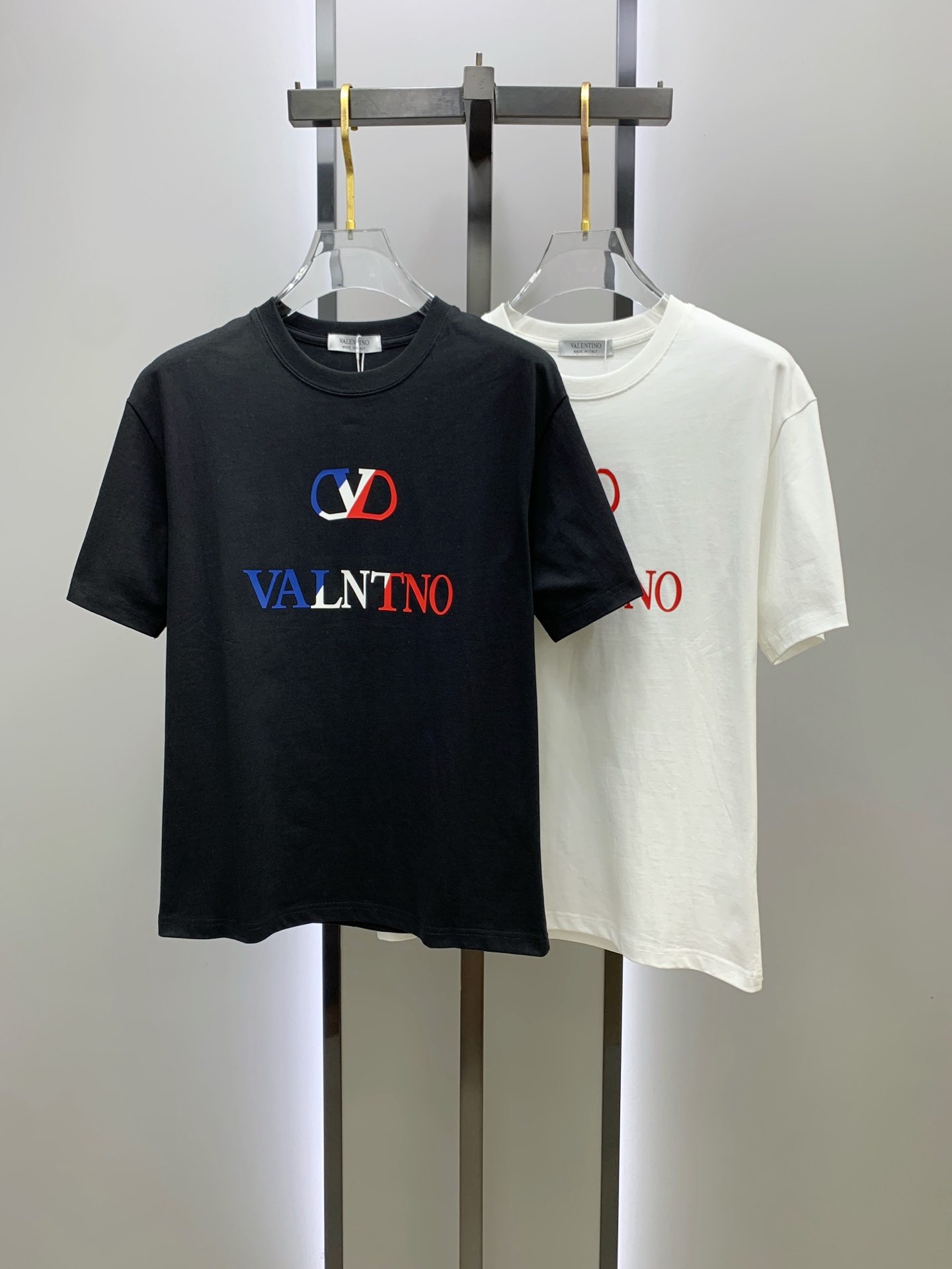 NO:518595,Ss Valentino pure cotton latest fabric classic logo pattern logo fashionable simple trendy short sleeves, the top quality counter original single short sleeves, top production craft imported fabrics, unique design of the counter model, using imported high-end customized fabrics. The official website is on sale!  Excellent fabric style, size..Black and white M-3Xl, valentino, T-shirt, alexander wang19860909ss华伦天奴纯棉最新面料经典标识图案logo时尚简约潮流短袖,最顶级的品质专柜原单短袖,顶级制作工艺进口面料,专柜款独特设计,采用进口高端订制面料.官网在售！面料版型超赞 码数..黑白色 M-3Xl,,valentino,T-shirt,alexander wang,Men's clothing