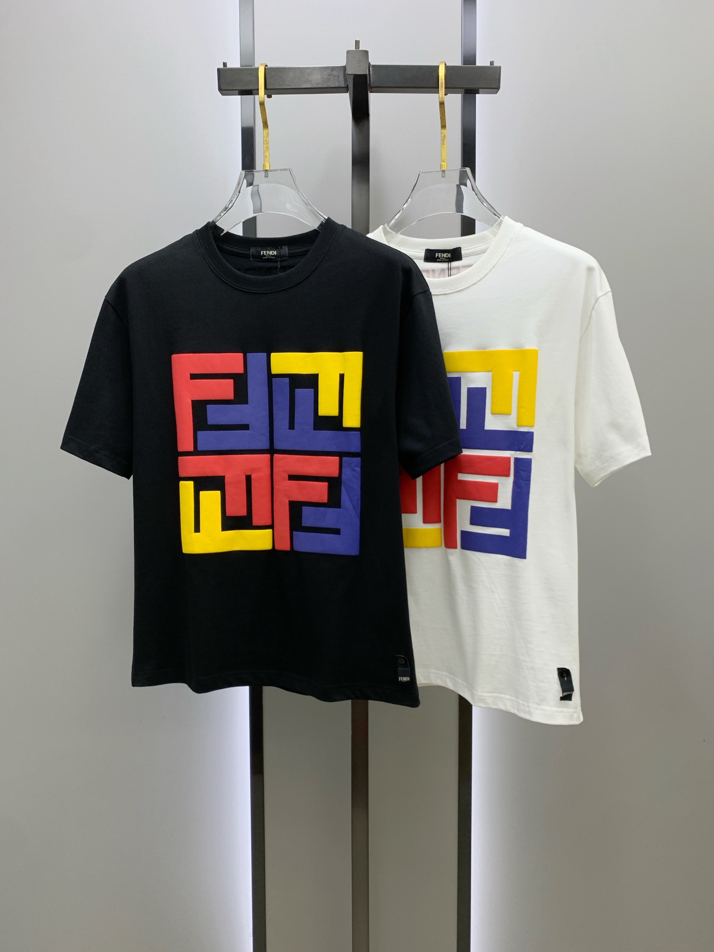 NO:518593,Ss Fendi pure cotton latest fabric classic logo pattern logo fashionable simple trendy short sleeves, the top quality counter original single short sleeves, top production craft imported fabrics, unique design of the counter model, using imported high-end customized fabrics. The official website is on sale!  Excellent fabric fit, size..Black and white M-3Xl,,fendi,T-shirt,alexander wang19860909ss芬迪纯棉最新面料经典标识图案logo时尚简约潮流短袖,最顶级的品质专柜原单短袖,顶级制作工艺进口面料,专柜款独特设计,采用进口高端订制面料.官网在售！面料版型超赞 码数..黑白色 M-3Xl,,fendi,T-shirt,alexander wang,Men's clothing