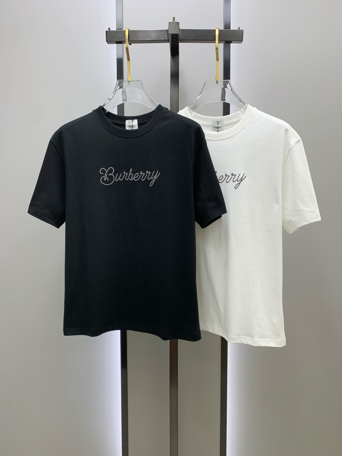 NO:518591,Ss Burberry pure cotton latest fabric classic logo pattern logo fashionable simple trendy short sleeves, top quality counter original single short sleeves, top production craft imported fabrics, unique design of counter style, using imported high-end customized fabrics. The official website is on sale!  Excellent fabric pattern, size..Black and white M-3Xl,,burberry,T-shirt,alexander wang19860909ss巴宝莉纯棉最新面料经典标识图案logo时尚简约潮流短袖,最顶级的品质专柜原单短袖,顶级制作工艺进口面料,专柜款独特设计,采用进口高端订制面料.官网在售！面料版型超赞 码数..黑白色 M-3Xl,,burberry,T-shirt,alexander wang,Men's clothing