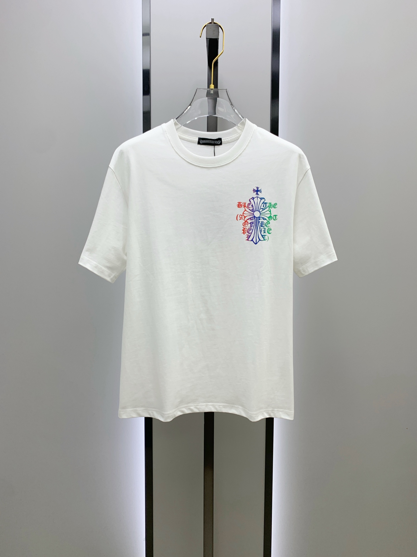 NO:448197,Ss Croxin Pure Cotton’s latest fabric, classic logo, logo, fashionable, simple and trendy short sleeves, the top quality counter original single short sleeves, top-level production craft imported fabrics, unique design of the counter model, using imported high-end customized fabrics. The official website is on sale!  Excellent fabric size..Black and white M-3Xl,,chrome hearts,T-shirt,alexander wang19860909ss克罗心纯棉最新面料经典标识图案logo时尚简约潮流短袖,最顶级的品质专柜原单短袖,顶级制作工艺进口面料,专柜款独特设计,采用进口高端订制面料.官网在售！面料版型超赞 码数..黑白色 M-3Xl,,chrome hearts,T-shirt,alexander wang,Men's clothing