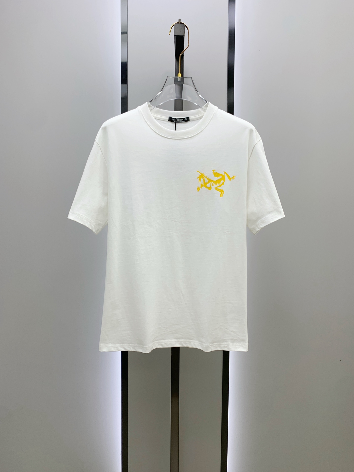 NO:448192,The latest fabric of Ss Archaeoptera pure cotton, classic logo, logo, fashionable, simple and trendy short sleeves, the top quality counter original single short sleeves, the top production process imported fabric, the unique design of the counter model, using imported high-end customized fabrics. The official website is on sale!  Fabric style, size..Black and white M-3Xl,arc'teryx,T-shirt,alexander wang19860909ss始祖鸟纯棉最新面料经典标识图案logo时尚简约潮流短袖,最顶级的品质专柜原单短袖,顶级制作工艺进口面料,专柜款独特设计,采用进口高端订制面料.官网在售！面料版型超赞 码数..黑白色 M-3Xl,arc'teryx,T-shirt,alexander wang,Men's clothing