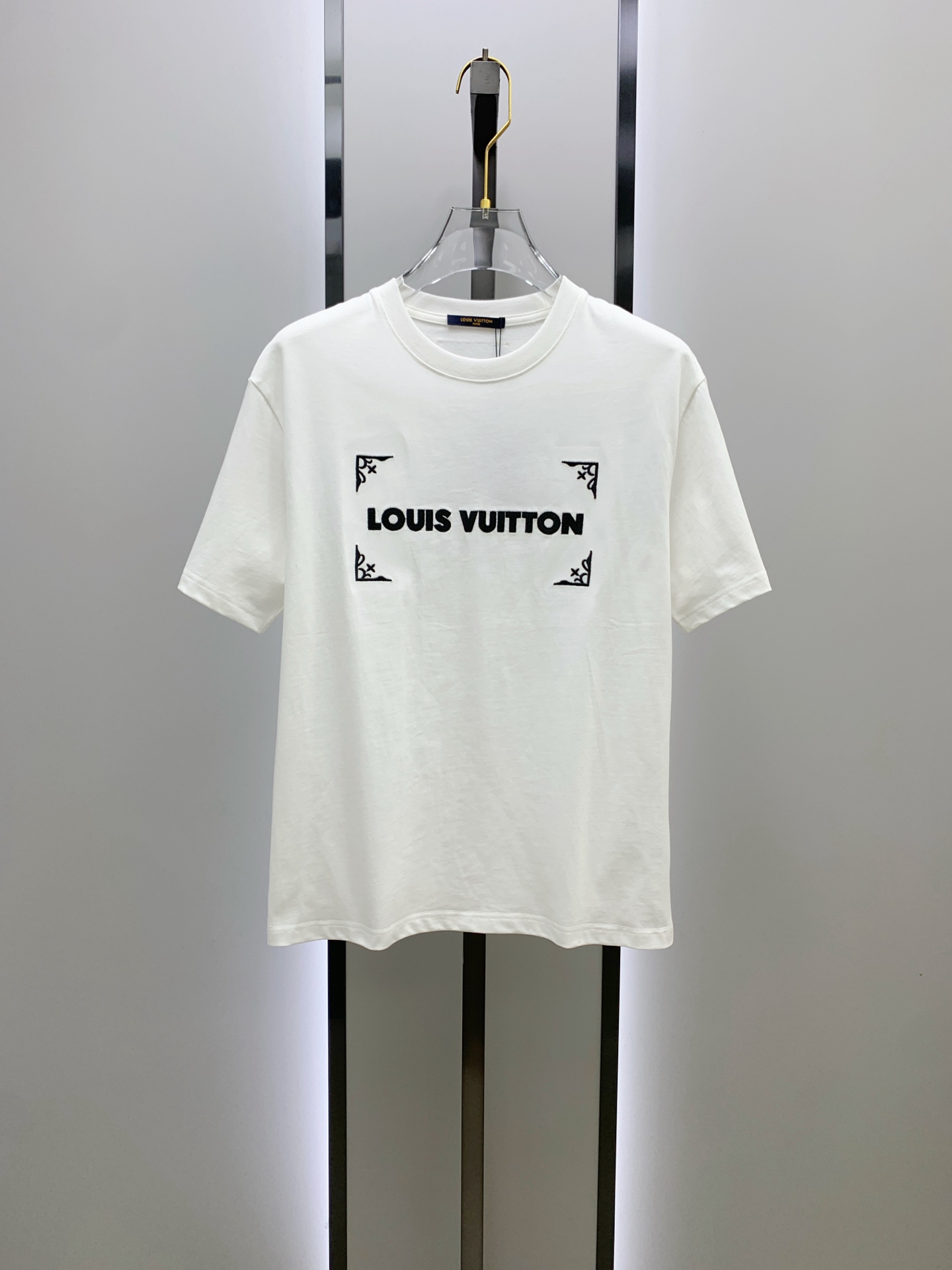 NO:448188,The latest ssLV pure cotton fabric, classic logo, logo, fashionable, simple and trendy short sleeves, the top quality counter original single short sleeves, the top production process imported fabric, the unique design of the counter model, using imported high-end customized fabrics. The official website is on sale!  Fabric style, size..Black and white M-3Xl,,louis vuitton,T-shirt,alexander wang19860909ssLV纯棉最新面料经典标识图案logo时尚简约潮流短袖,最顶级的品质专柜原单短袖,顶级制作工艺进口面料,专柜款独特设计,采用进口高端订制面料.官网在售！面料版型超赞 码数..黑白色 M-3Xl,,louis vuitton,T-shirt,alexander wang,Men's clothing