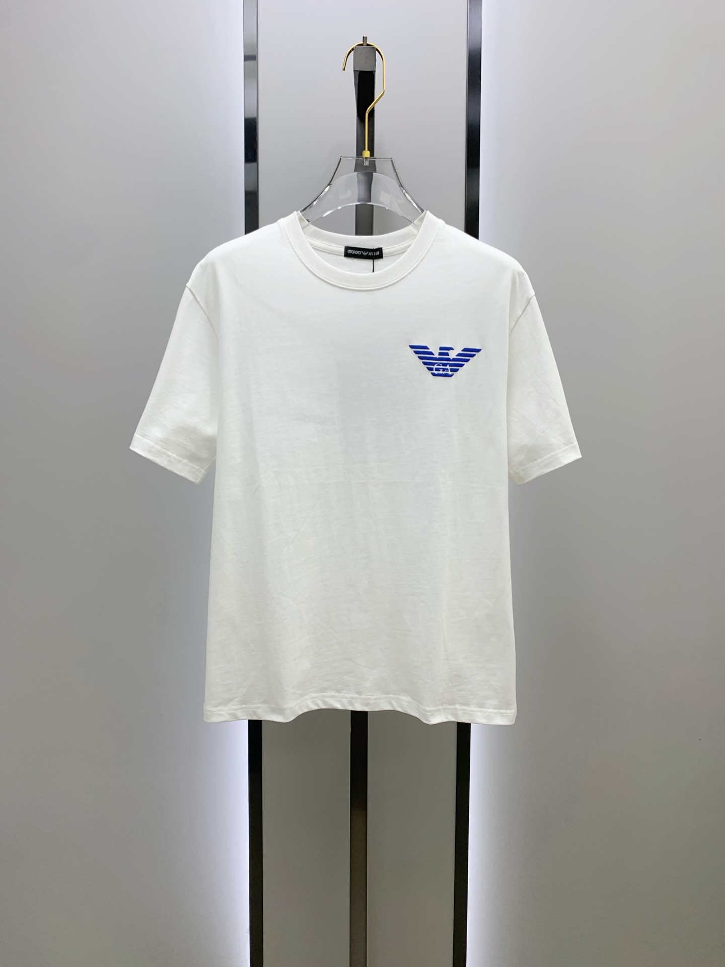 NO:448184,Ss Armani pure cotton latest fabric, classic logo, logo, fashionable, simple and trendy short sleeves, the top quality counter original single short sleeves, top production craft imported fabrics, unique design of the counter model, using imported high-end customized fabrics. The official website is on sale!  Excellent fabric pattern, size..Black and white M-3Xl,,armani,T-shirt,alexander wang19860909ss阿玛尼纯棉最新面料经典标识图案logo时尚简约潮流短袖,最顶级的品质专柜原单短袖,顶级制作工艺进口面料,专柜款独特设计,采用进口高端订制面料.官网在售！面料版型超赞 码数..黑白色 M-3Xl,,armani,T-shirt,alexander wang,Men's clothing