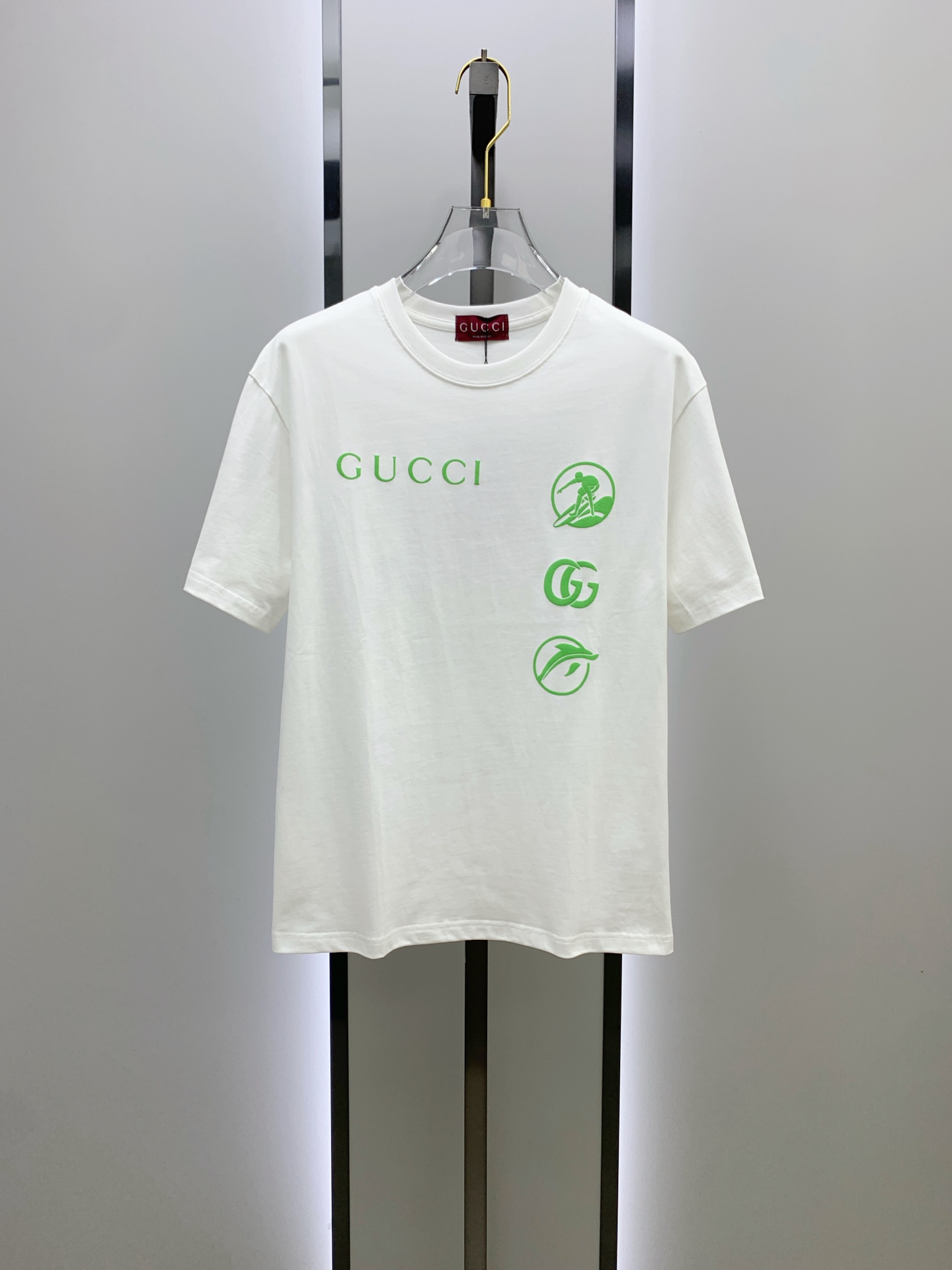 NO:448180,Ss Gucci pure cotton latest fabric classic logo pattern logo fashionable simple trendy short sleeves, top quality counter original single short sleeves, top production craft imported fabrics, unique design of counter style, using imported high-end customized fabrics. The official website is on sale!  Excellent fabric pattern, size..Black and white M-3Xl,,gucci,T-shirt,alexander wang19860909ss古驰纯棉最新面料经典标识图案logo时尚简约潮流短袖,最顶级的品质专柜原单短袖,顶级制作工艺进口面料,专柜款独特设计,采用进口高端订制面料.官网在售！面料版型超赞 码数..黑白色 M-3Xl,,gucci,T-shirt,alexander wang,Men's clothing