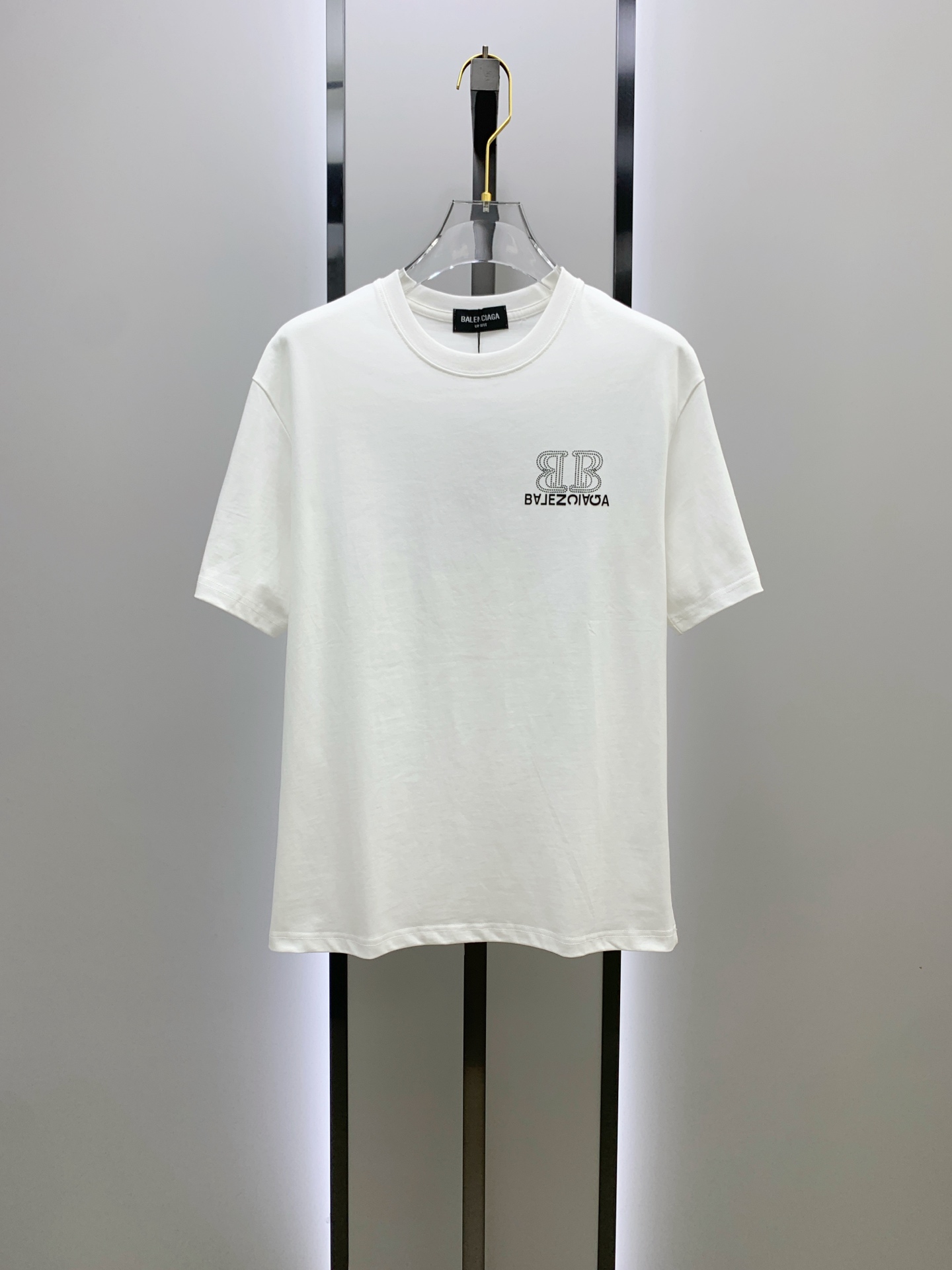 NO:448176,Ss Balenciaga pure cotton latest fabric, classic logo, logo, fashionable, simple and trendy short sleeves, the top quality counter original single short sleeves, top production craft imported fabrics, unique design of the counter model, using imported high-end customized fabrics. The official website is on sale!  Excellent fabric pattern, size..Black and white M-3Xl,,balenciaga,T-shirt,alexander wang19860909ss巴黎世家纯棉最新面料经典标识图案logo时尚简约潮流短袖,最顶级的品质专柜原单短袖,顶级制作工艺进口面料,专柜款独特设计,采用进口高端订制面料.官网在售！面料版型超赞 码数..黑白色 M-3Xl,,balenciaga,T-shirt,alexander wang,Men's clothing