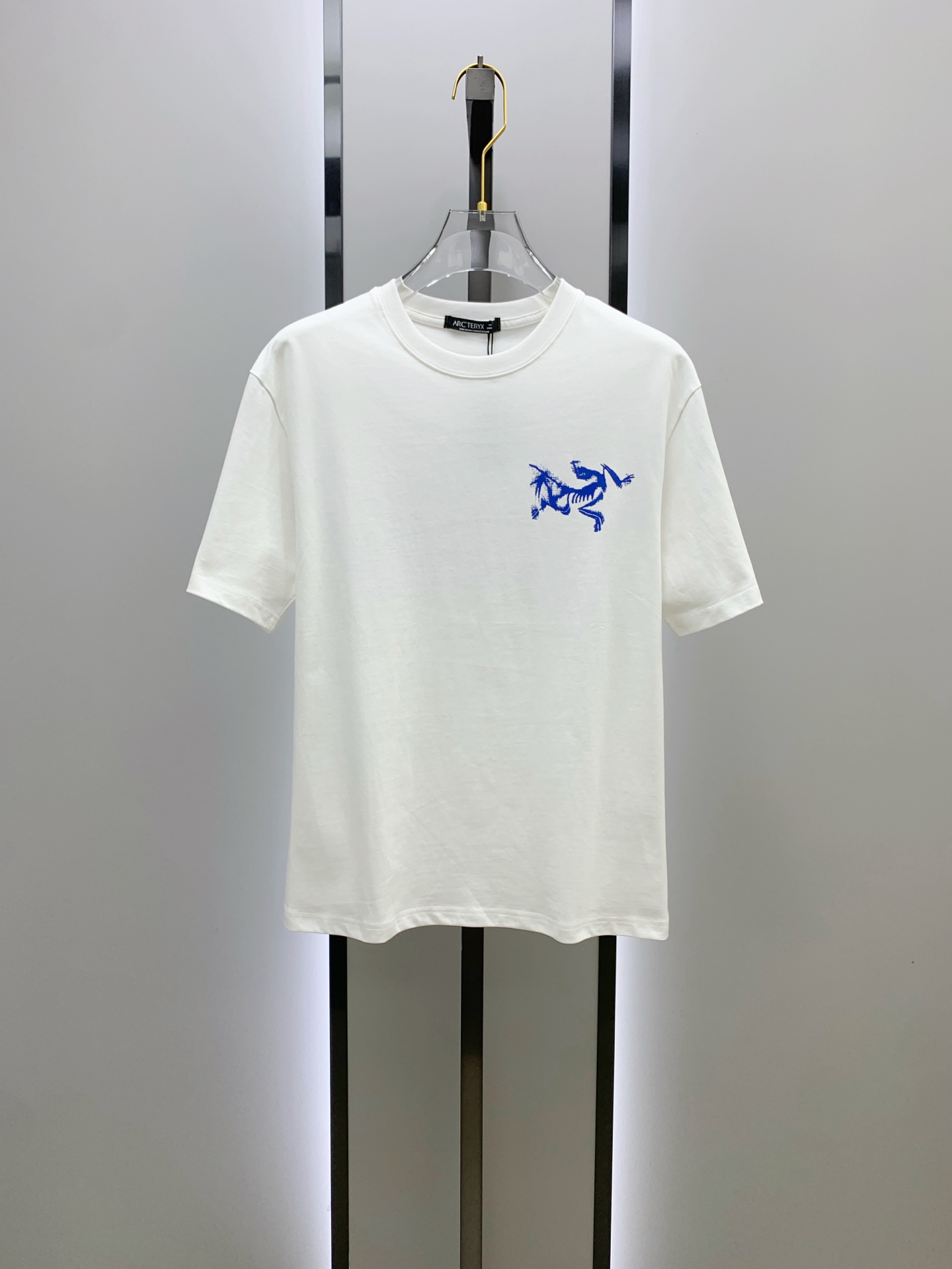 NO:448171,The latest fabric of Ss Archaeoptera pure cotton, classic logo, logo, fashionable, simple and trendy short sleeves, the top quality counter original single short sleeves, the top production process imported fabric, the unique design of the counter model, using imported high-end customized fabrics. The official website is on sale!  Fabric style, size..Black and white M-3Xl,arc'teryx,T-shirt,alexander wang19860909ss始祖鸟纯棉最新面料经典标识图案logo时尚简约潮流短袖,最顶级的品质专柜原单短袖,顶级制作工艺进口面料,专柜款独特设计,采用进口高端订制面料.官网在售！面料版型超赞 码数..黑白色 M-3Xl,arc'teryx,T-shirt,alexander wang,Men's clothing