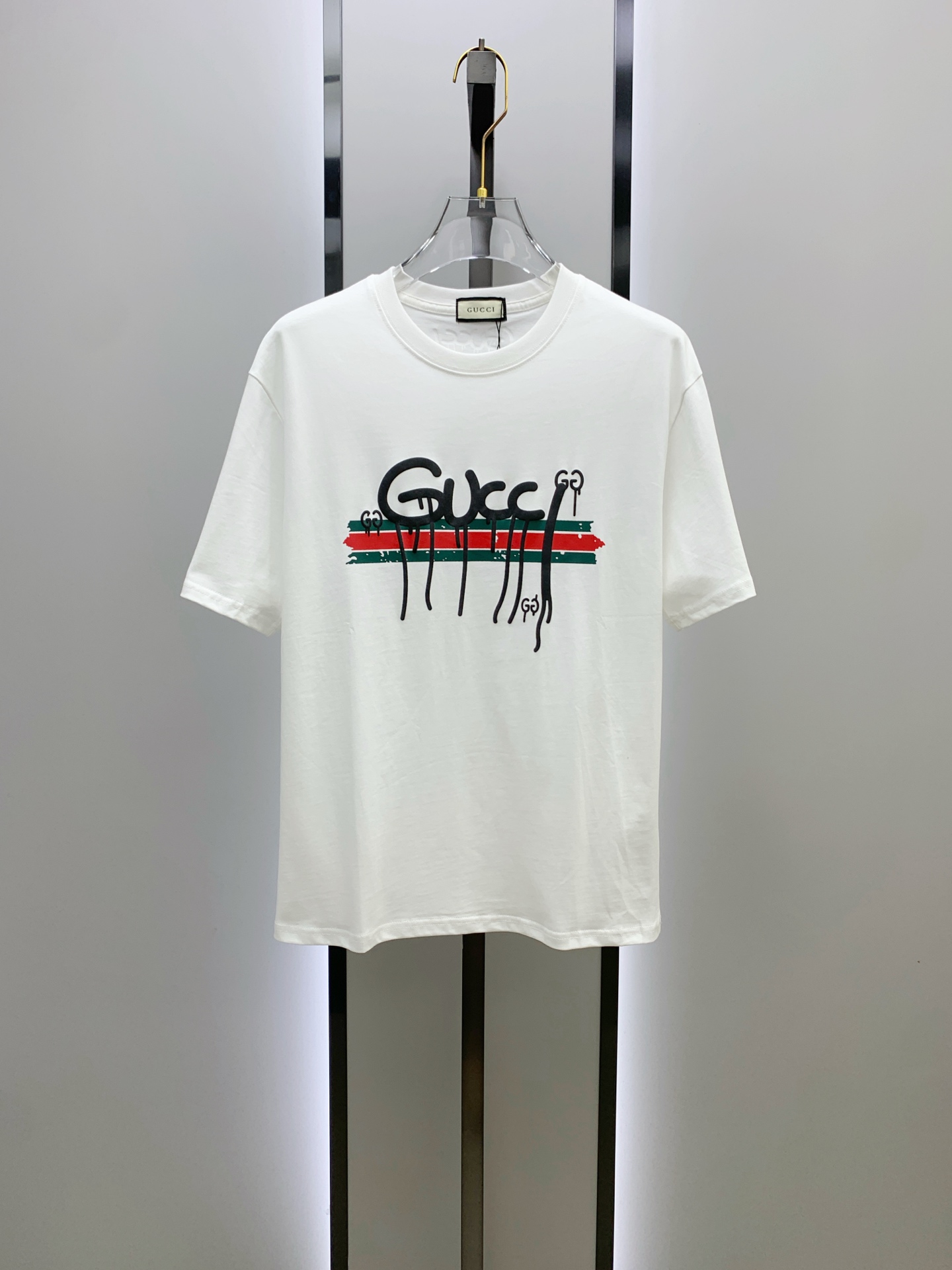 NO:448166,Ss Gucci pure cotton latest fabric classic logo pattern logo fashionable simple trendy short sleeves, top quality counter original single short sleeves, top production craft imported fabrics, unique design of counter style, using imported high-end customized fabrics. The official website is on sale!  Excellent fabric pattern, size..Black and white M-3Xl,,gucci,T-shirt,alexander wang19860909ss古驰纯棉最新面料经典标识图案logo时尚简约潮流短袖,最顶级的品质专柜原单短袖,顶级制作工艺进口面料,专柜款独特设计,采用进口高端订制面料.官网在售！面料版型超赞 码数..黑白色 M-3Xl,,gucci,T-shirt,alexander wang,Men's clothing