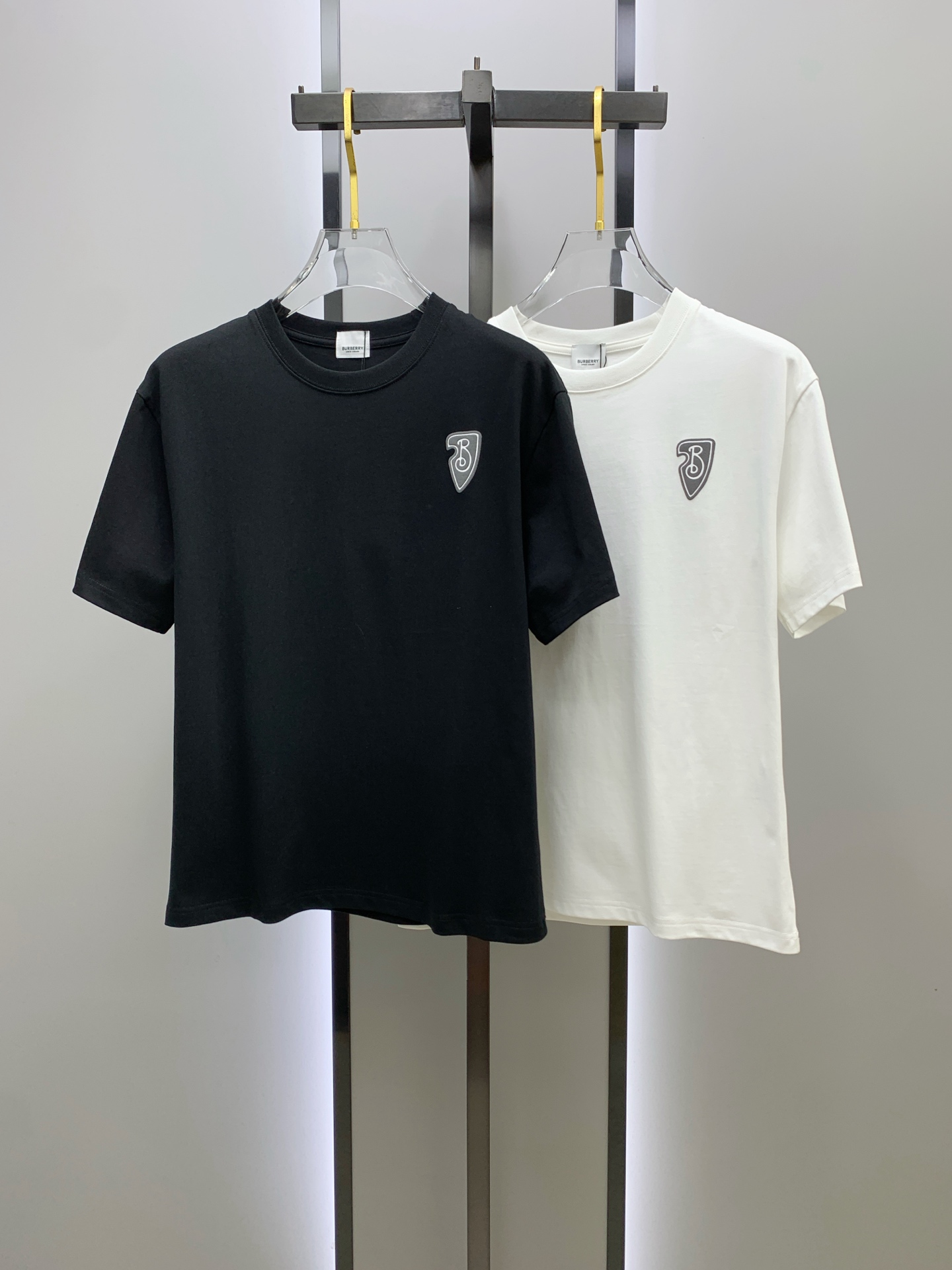 NO:519874,Ss Burberry pure cotton latest fabric classic logo pattern logo fashionable simple trendy short sleeves, top quality counter original single short sleeves, top production craft imported fabrics, unique design of counter style, using imported high-end customized fabrics. The official website is on sale!  Excellent fabric pattern, size..Black and white M-3Xl,,burberry,T-shirt,alexander wang19860909ss巴宝莉纯棉最新面料经典标识图案logo时尚简约潮流短袖,最顶级的品质专柜原单短袖,顶级制作工艺进口面料,专柜款独特设计,采用进口高端订制面料.官网在售！面料版型超赞 码数..黑白色 M-3Xl,,burberry,T-shirt,alexander wang,Men's clothing