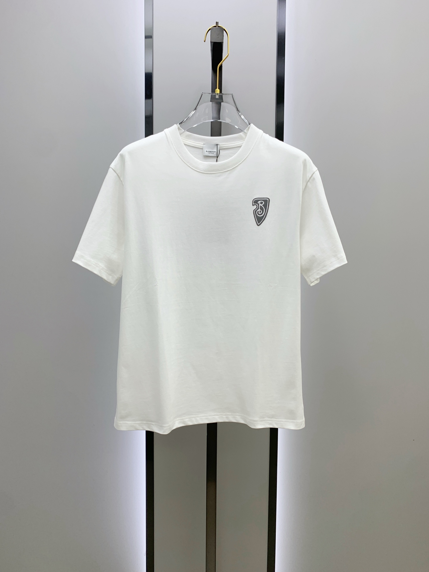 NO:448142,Ss Burberry pure cotton latest fabric classic logo pattern logo fashionable simple trendy short sleeves, top quality counter original single short sleeves, top production craft imported fabrics, unique design of counter style, using imported high-end customized fabrics. The official website is on sale!  Excellent fabric pattern, size..Black and white M-3Xl,,burberry,T-shirt,alexander wang19860909ss巴宝莉纯棉最新面料经典标识图案logo时尚简约潮流短袖,最顶级的品质专柜原单短袖,顶级制作工艺进口面料,专柜款独特设计,采用进口高端订制面料.官网在售！面料版型超赞 码数..黑白色 M-3Xl,,burberry,T-shirt,alexander wang,Men's clothing