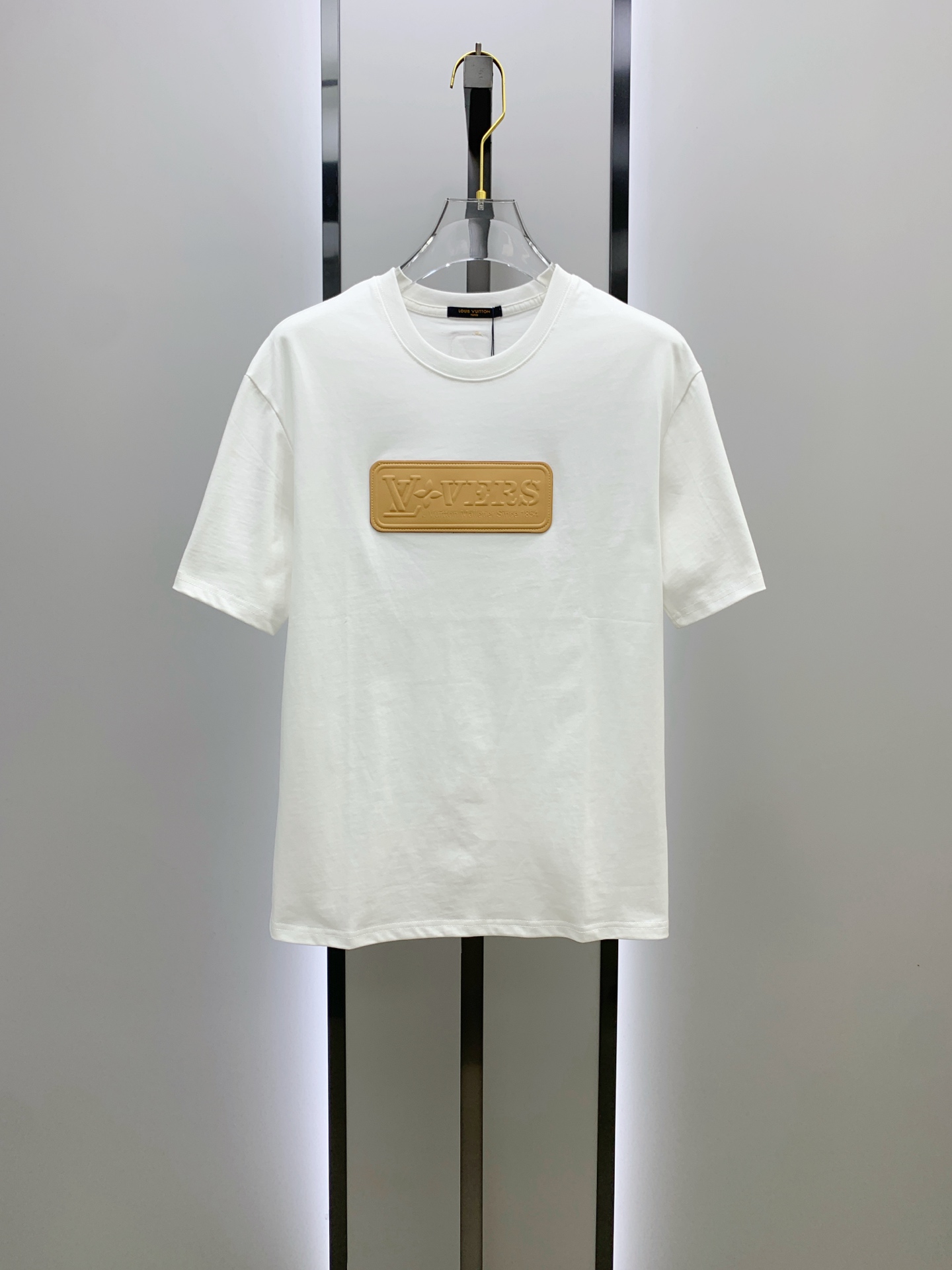 NO:448154,The latest ssLv pure cotton fabric, classic logo, fashionable simple trendy short sleeves, the top quality counter original single short sleeves, the top production process imported fabric, the unique design of the counter model, using imported high-end customized fabrics. The official website is on sale!  Fabric style, size..Black and white M-3Xl,,louis vuitton,T-shirt,alexander wang19860909ssLv纯棉最新面料经典标识图案logo时尚简约潮流短袖,最顶级的品质专柜原单短袖,顶级制作工艺进口面料,专柜款独特设计,采用进口高端订制面料.官网在售！面料版型超赞 码数..黑白色 M-3Xl,,louis vuitton,T-shirt,alexander wang,Men's clothing