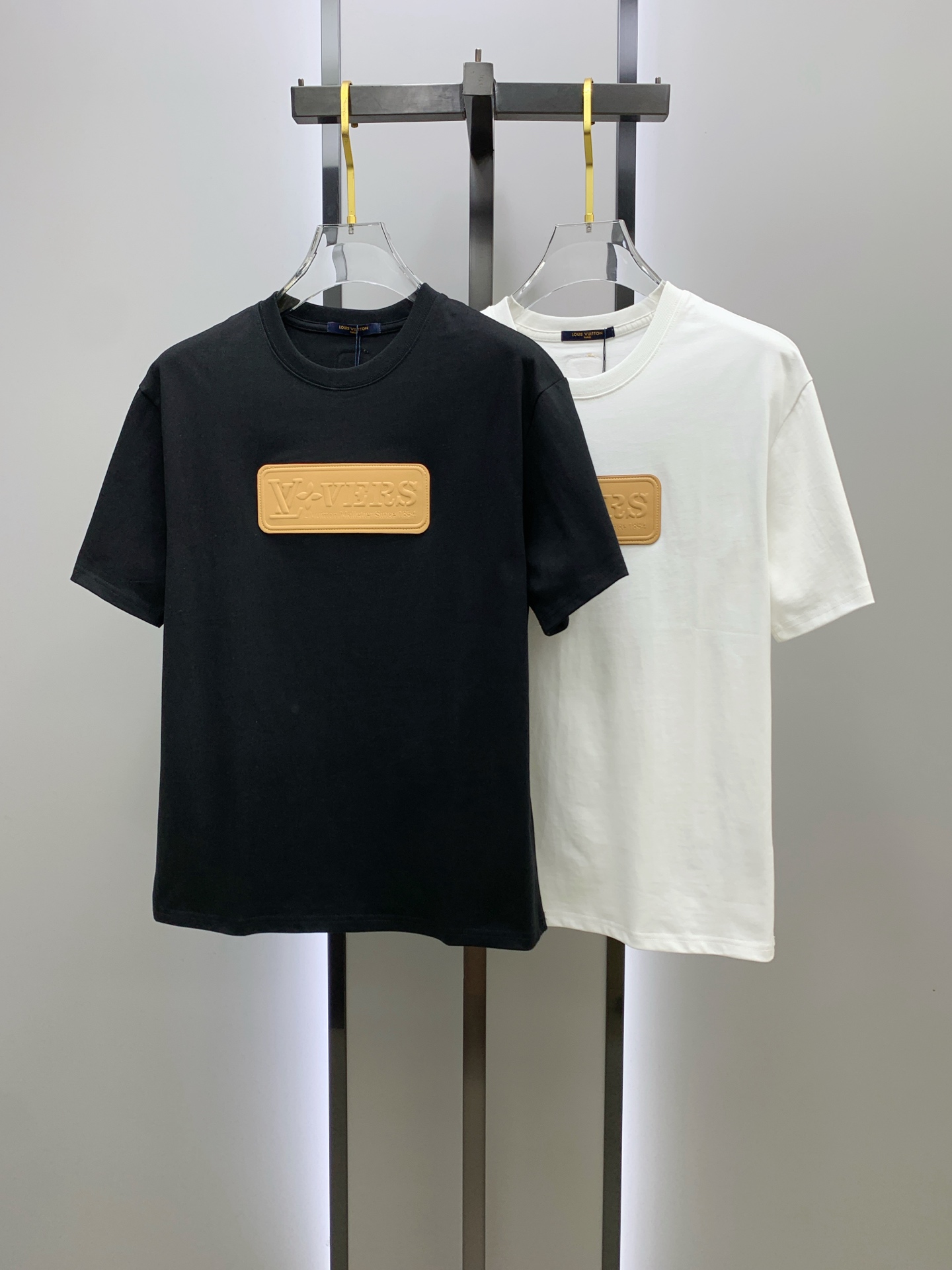 NO:448148,The latest ssLV pure cotton fabric, classic logo, logo, fashionable, simple and trendy short sleeves, the top quality counter original single short sleeves, the top production process imported fabric, the unique design of the counter model, using imported high-end customized fabrics. The official website is on sale!  Fabric style, size..Black and white M-3Xl,,louis vuitton,T-shirt,alexander wang19860909ssLV纯棉最新面料经典标识图案logo时尚简约潮流短袖,最顶级的品质专柜原单短袖,顶级制作工艺进口面料,专柜款独特设计,采用进口高端订制面料.官网在售！面料版型超赞 码数..黑白色 M-3Xl,,louis vuitton,T-shirt,alexander wang,Men's clothing