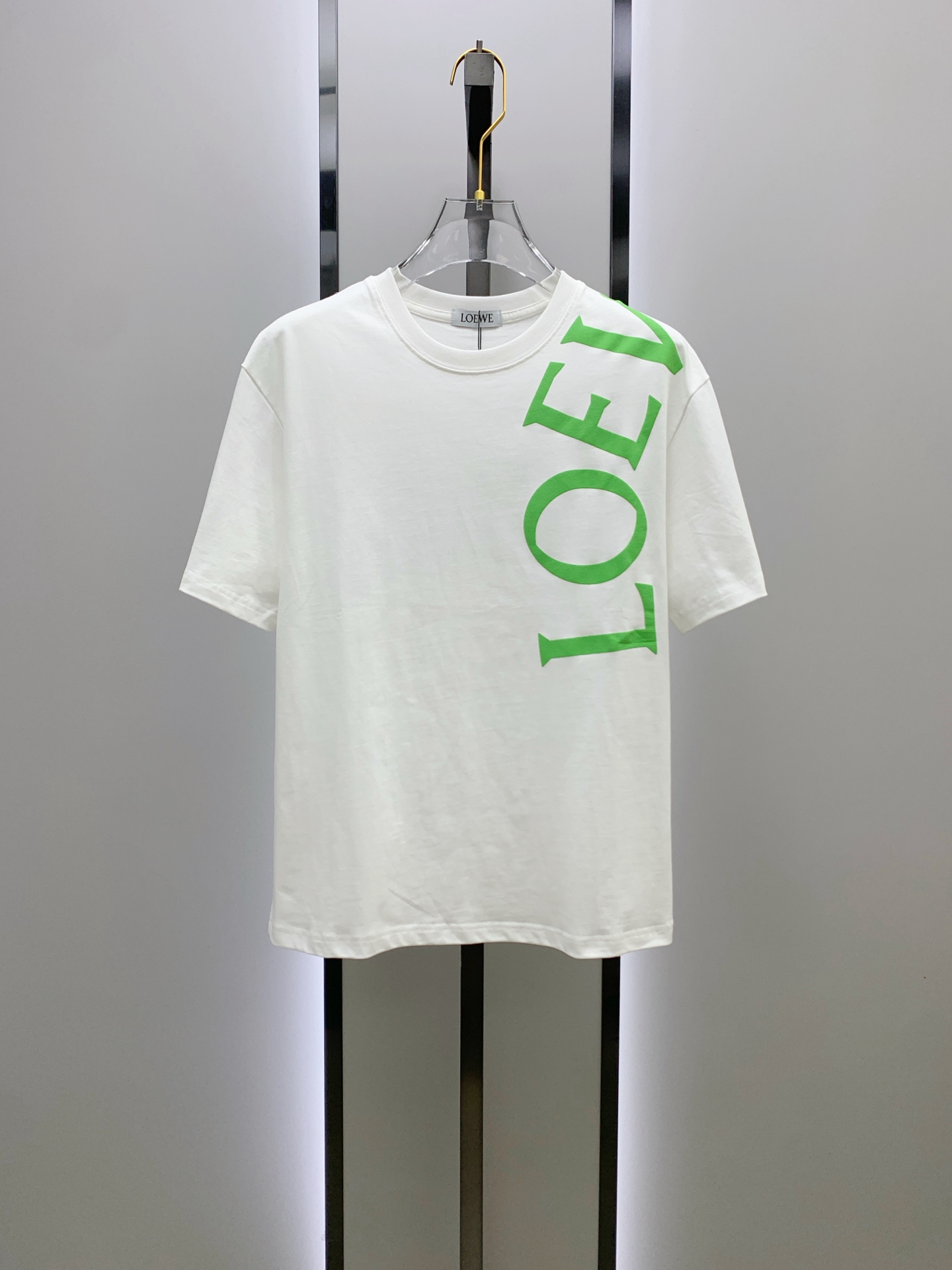 NO:448160,Ss Luo Yiwei pure cotton latest fabric, classic logo, logo, fashionable, simple and trendy short sleeves, the top quality counter original single short sleeves, top production craft imported fabrics, unique design of the counter model, using imported high-end customized fabrics. The official website is on sale!  Excellent fabric fit, size..Black and white M-3Xl,,loewe,T-shirt,alexander wang19860909ss罗意威纯棉最新面料经典标识图案logo时尚简约潮流短袖,最顶级的品质专柜原单短袖,顶级制作工艺进口面料,专柜款独特设计,采用进口高端订制面料.官网在售！面料版型超赞 码数..黑白色 M-3Xl,,loewe,T-shirt,alexander wang,Men's clothing