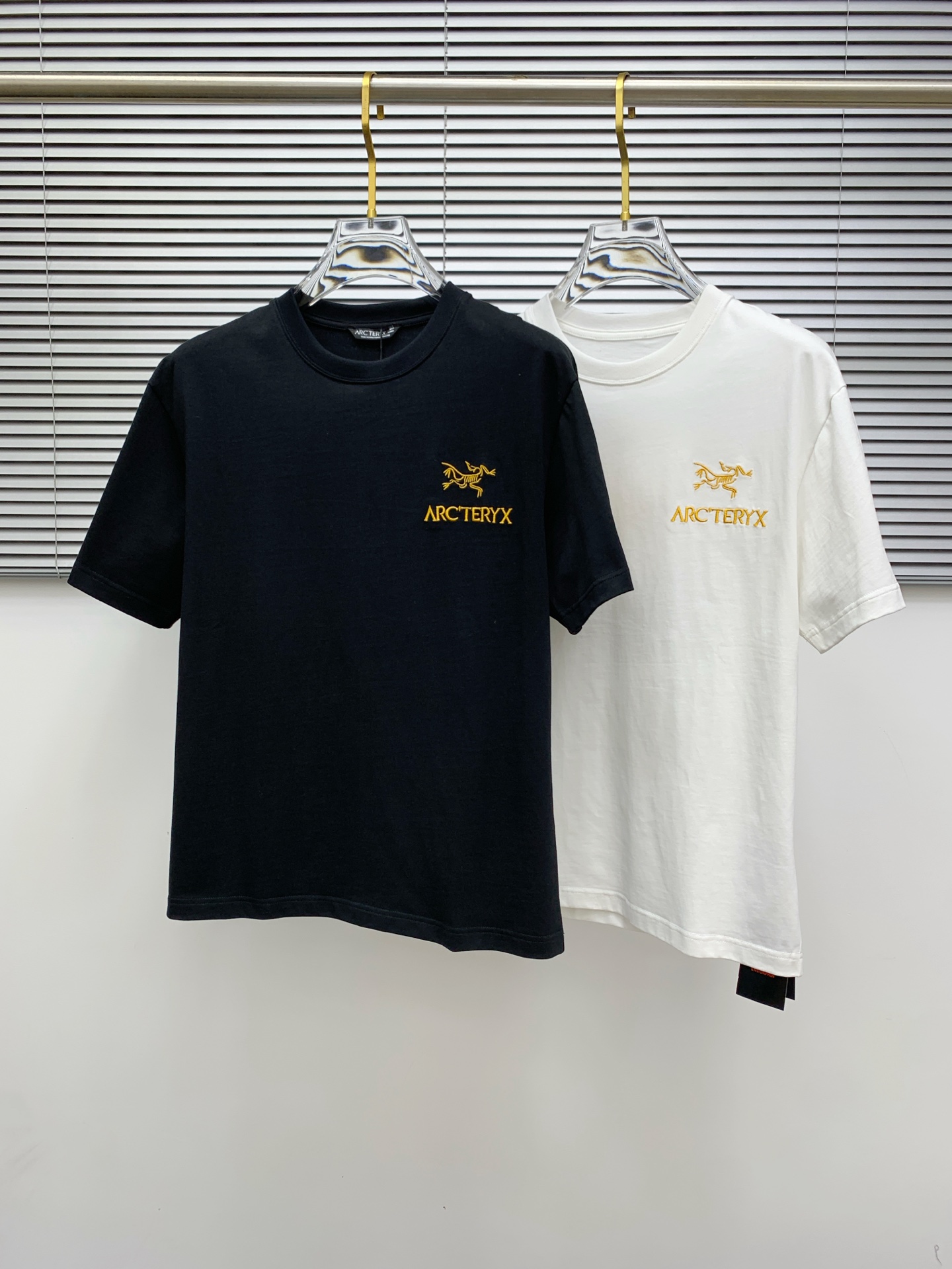 NO:479511,The latest fabric of Ss Archaeoptera pure cotton, classic logo, logo, fashionable, simple and trendy short sleeves, the top quality counter original single short sleeves, the top production process imported fabric, the unique design of the counter model, using imported high-end customized fabrics. The official website is on sale!  Fabric style, size..Black and white M-3Xl,arc'teryx,T-shirt,alexander wang19860909ss始祖鸟纯棉最新面料经典标识图案logo时尚简约潮流短袖,最顶级的品质专柜原单短袖,顶级制作工艺进口面料,专柜款独特设计,采用进口高端订制面料.官网在售！面料版型超赞 码数..黑白色 M-3Xl,arc'teryx,T-shirt,alexander wang,Men's clothing