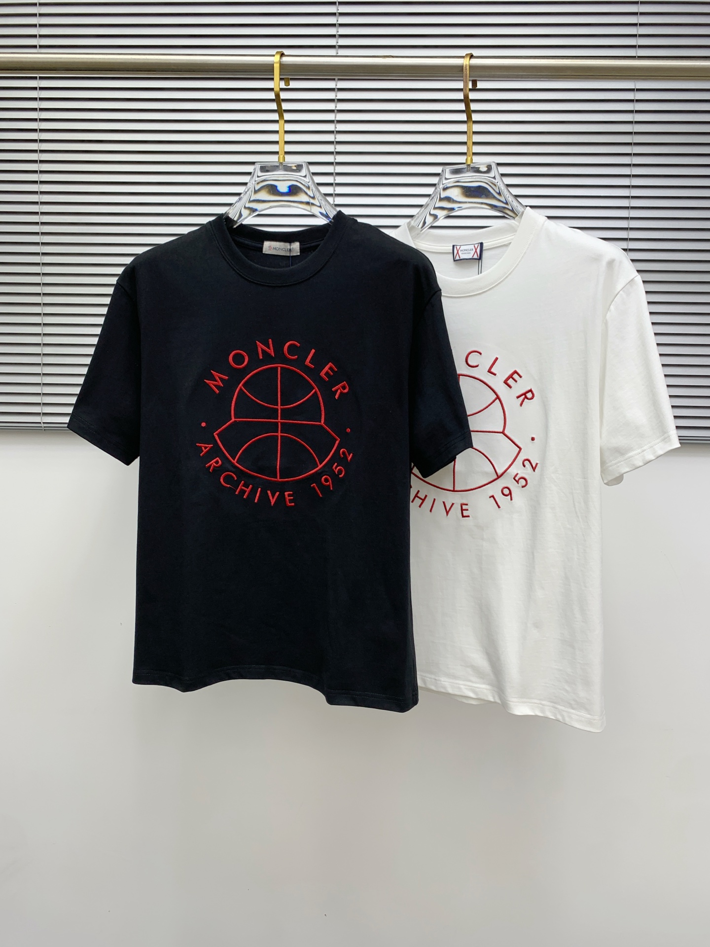 NO:479519,The latest ss masked pure cotton fabric, classic logo, fashionable simple trendy short sleeves, the top quality counter original single short sleeves, the top production process imported fabric, the unique design of the counter model, using imported high-end customized fabrics. The official website is on sale!  Excellent fabric fit, size..Black and white M-3Xl, Moncler, T-shirt, alexander wang19860909ss蒙口纯棉最新面料经典标识图案logo时尚简约潮流短袖,最顶级的品质专柜原单短袖,顶级制作工艺进口面料,专柜款独特设计,采用进口高端订制面料.官网在售！面料版型超赞 码数..黑白色 M-3Xl,,Moncler,T-shirt,alexander wang,Men's clothing