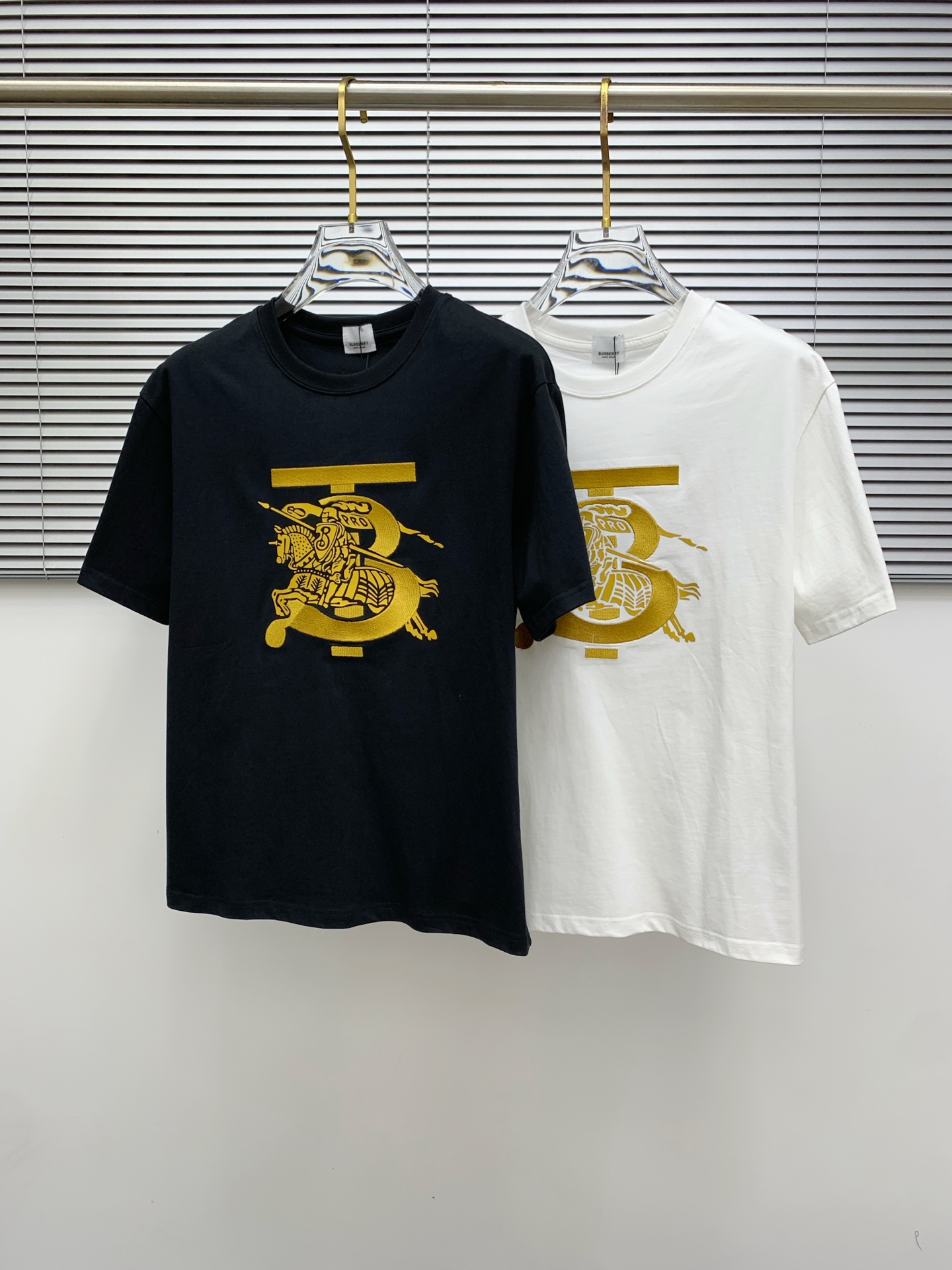 NO:479527,Ss Burberry pure cotton latest fabric classic logo pattern logo fashionable simple trendy short sleeves, top quality counter original single short sleeves, top production craft imported fabrics, unique design of counter style, using imported high-end customized fabrics. The official website is on sale!  Excellent fabric pattern, size..Black and white M-3Xl,,burberry,T-shirt,alexander wang19860909ss巴宝莉纯棉最新面料经典标识图案logo时尚简约潮流短袖,最顶级的品质专柜原单短袖,顶级制作工艺进口面料,专柜款独特设计,采用进口高端订制面料.官网在售！面料版型超赞 码数..黑白色 M-3Xl,,burberry,T-shirt,alexander wang,Men's clothing