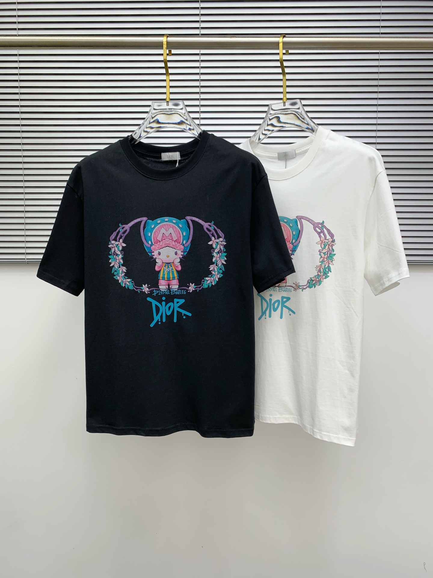 NO:479535,Ss Dior pure cotton latest fabric, classic logo, logo, fashionable, simple and trendy short sleeves, the top quality counter original single short sleeves, top production craft imported fabrics, unique design of the counter model, using imported high-end customized fabrics. The official website is on sale!  Excellent fabric pattern, size..Black and white M-3Xl,,dior,T-shirt,alexander wang19860909ss迪奥纯棉最新面料经典标识图案logo时尚简约潮流短袖,最顶级的品质专柜原单短袖,顶级制作工艺进口面料,专柜款独特设计,采用进口高端订制面料.官网在售！面料版型超赞 码数..黑白色 M-3Xl,,dior,T-shirt,alexander wang,Men's clothing