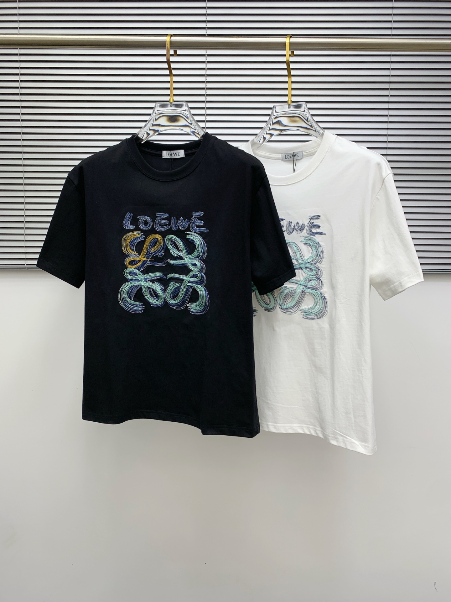 NO:479547,Ss Luo Yiwei pure cotton latest fabric, classic logo, logo, fashionable, simple and trendy short sleeves, the top quality counter original single short sleeves, top production craft imported fabrics, unique design of the counter model, using imported high-end customized fabrics. The official website is on sale!  Excellent fabric fit, size..Black and white M-3Xl,,loewe,T-shirt,alexander wang19860909ss罗意威纯棉最新面料经典标识图案logo时尚简约潮流短袖,最顶级的品质专柜原单短袖,顶级制作工艺进口面料,专柜款独特设计,采用进口高端订制面料.官网在售！面料版型超赞 码数..黑白色 M-3Xl,,loewe,T-shirt,alexander wang,Men's clothing