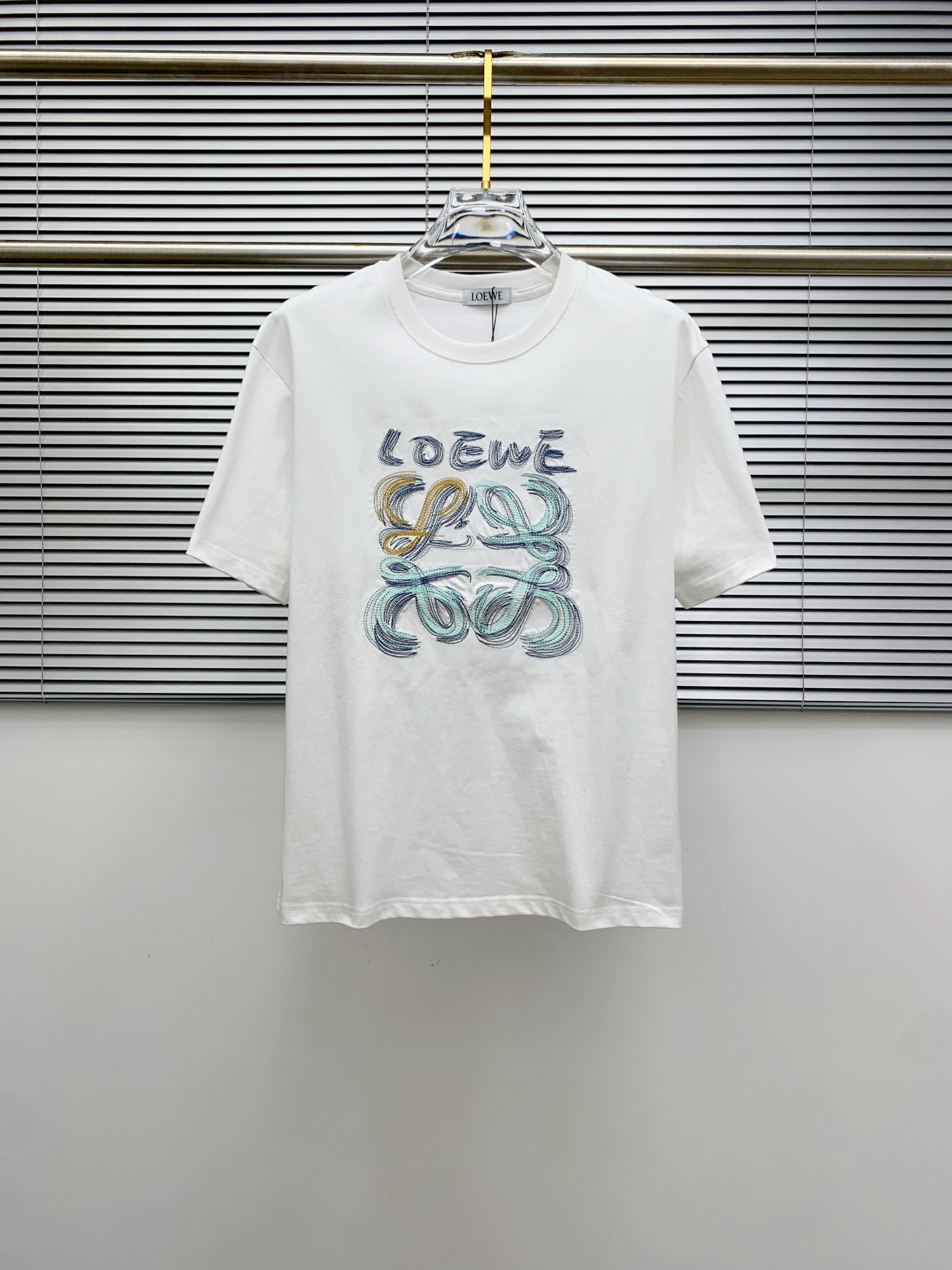 NO:479541,Ss Luo Yiwei pure cotton latest fabric, classic logo, logo, fashionable, simple and trendy short sleeves, the top quality counter original single short sleeves, top production craft imported fabrics, unique design of the counter model, using imported high-end customized fabrics. The official website is on sale!  Excellent fabric fit, size..Black and white M-3Xl,,loewe,T-shirt,alexander wang19860909ss罗意威纯棉最新面料经典标识图案logo时尚简约潮流短袖,最顶级的品质专柜原单短袖,顶级制作工艺进口面料,专柜款独特设计,采用进口高端订制面料.官网在售！面料版型超赞 码数..黑白色 M-3Xl,,loewe,T-shirt,alexander wang,Men's clothing