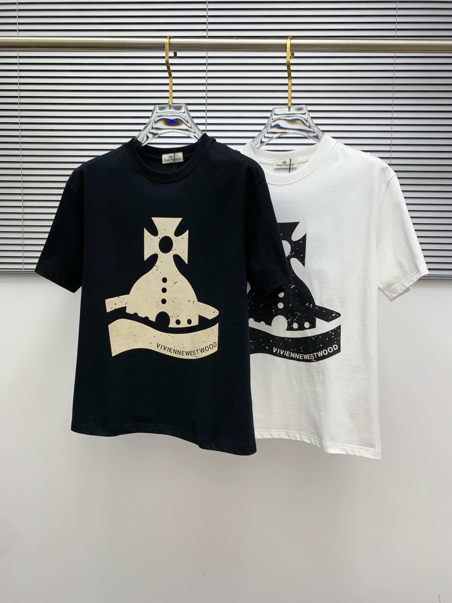 NO:479503,The latest fabric of the Queen Mother of Ss, the classic logo pattern logo, fashionable simple trendy short sleeves, the top quality counter original single short sleeves, the top production process imported fabric, the unique design of the counter model, using imported high-end customized fabrics. The official website is on sale!  Excellent fabric pattern, size..Black and white M-3Xl,,T-shirt,alexander wang19860909ss西太后纯棉最新面料经典标识图案logo时尚简约潮流短袖,最顶级的品质专柜原单短袖,顶级制作工艺进口面料,专柜款独特设计,采用进口高端订制面料.官网在售！面料版型超赞 码数..黑白色 M-3Xl,,T-shirt,alexander wang,Men's clothing