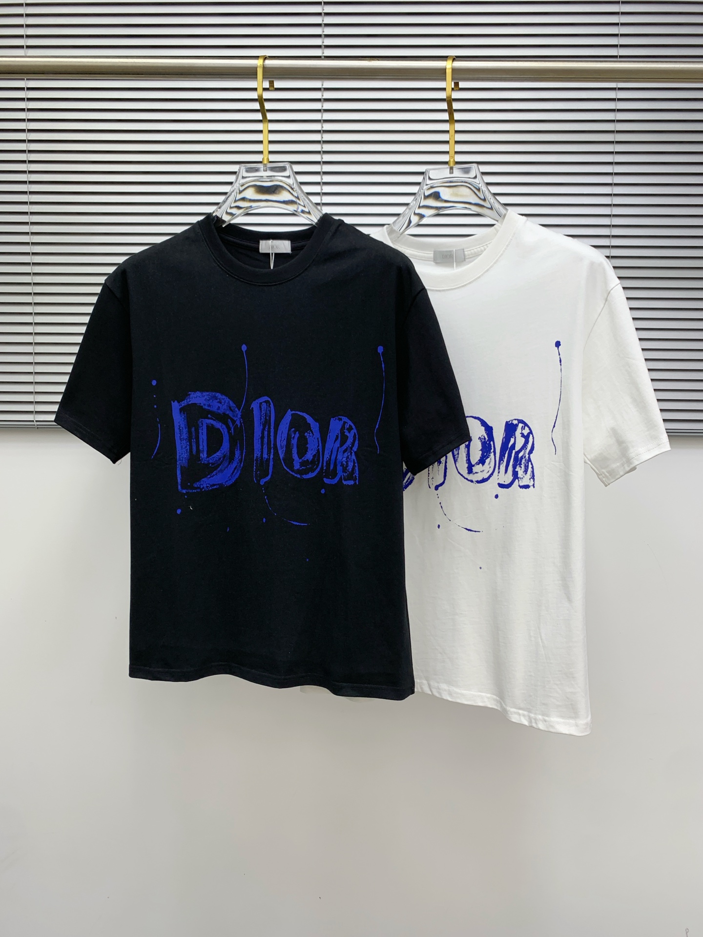 NO:479497,Ss Dior pure cotton latest fabric, classic logo, logo, fashionable, simple and trendy short sleeves, the top quality counter original single short sleeves, top production craft imported fabrics, unique design of the counter model, using imported high-end customized fabrics. The official website is on sale!  Excellent fabric pattern, size..Black and white M-3Xl,,dior,T-shirt,alexander wang19860909ss迪奥纯棉最新面料经典标识图案logo时尚简约潮流短袖,最顶级的品质专柜原单短袖,顶级制作工艺进口面料,专柜款独特设计,采用进口高端订制面料.官网在售！面料版型超赞 码数..黑白色 M-3Xl,,dior,T-shirt,alexander wang,Men's clothing