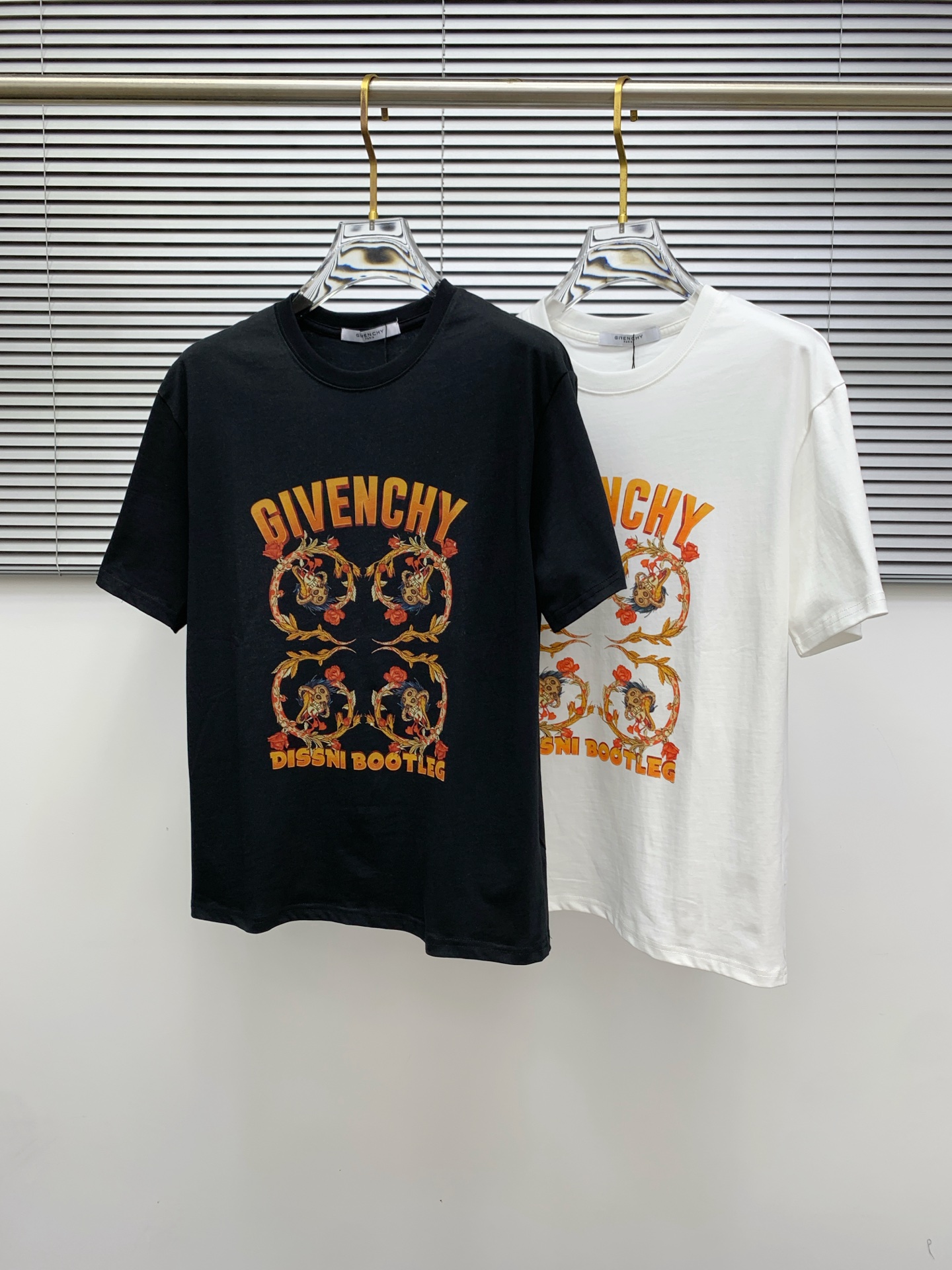 NO:479488,Ss Givenchy pure cotton latest fabric classic logo pattern logo fashionable simple trendy short sleeves, the top quality counter original single short sleeves, top production craft imported fabrics, unique design of the counter model, using imported high-end customized fabrics. The official website is on sale!  Excellent fabric pattern, size..Black and white M-3Xl, givennchy, T-shirt, alexander wang19860909ss纪梵希纯棉最新面料经典标识图案logo时尚简约潮流短袖,最顶级的品质专柜原单短袖,顶级制作工艺进口面料,专柜款独特设计,采用进口高端订制面料.官网在售！面料版型超赞 码数..黑白色 M-3Xl,,givenchy,T-shirt,alexander wang,Men's clothing