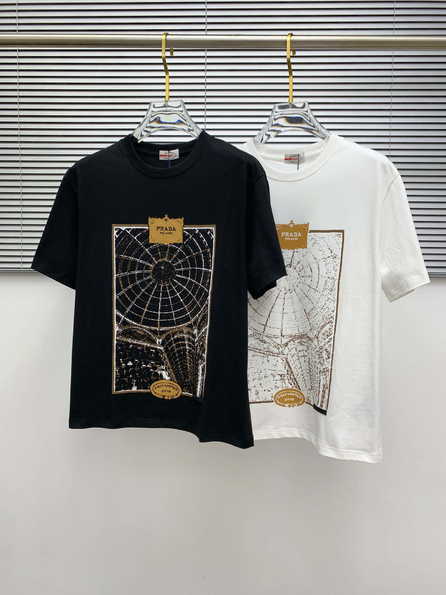 NO:479478,Ss Prada pure cotton latest fabric classic logo pattern logo fashionable simple trendy short sleeves, top quality counter original single short sleeves, top production craft imported fabrics, unique design of counter style, using imported high-end customized fabrics. The official website is on sale!  Excellent fabric pattern, size..Black and white M-3Xl,,prada,T-shirt,alexander wang19860909ss普拉达纯棉最新面料经典标识图案logo时尚简约潮流短袖,最顶级的品质专柜原单短袖,顶级制作工艺进口面料,专柜款独特设计,采用进口高端订制面料.官网在售！面料版型超赞 码数..黑白色 M-3Xl,,prada,T-shirt,alexander wang,Men's clothing