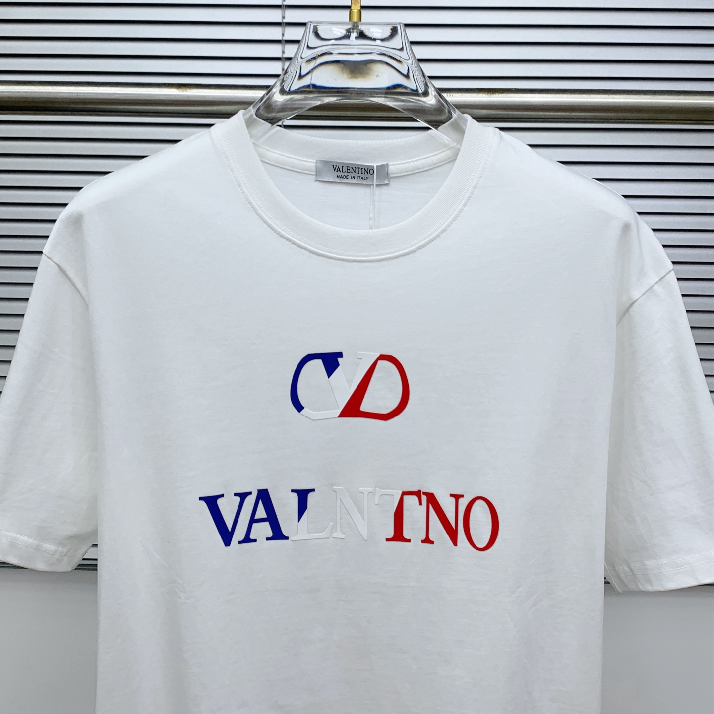 ss华伦天奴纯棉最新面料经典标识图案logo时尚简约潮流短袖，最顶级的品质专柜原单短袖，顶级制作工艺进口