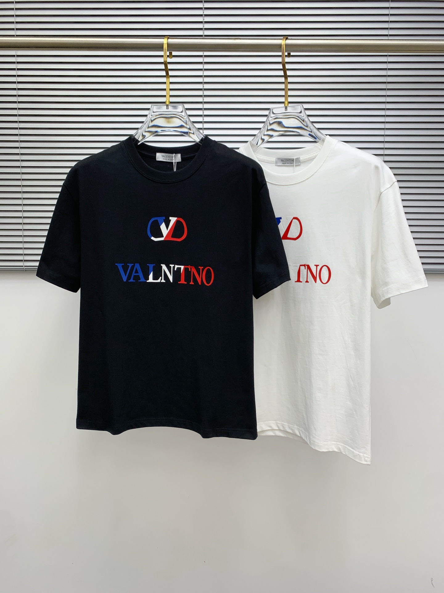 NO:479544,Ss Valentino pure cotton latest fabric, classic logo, logo, fashionable, simple and trendy short sleeves, the top quality counter original single short sleeves, top-level production craft imported fabrics, unique design of the counter model, using imported high-end customized fabrics. The official website is on sale!  Excellent fabric style, size..Black and white M-3Xl, valentino, T-shirt, alexander wang19860909ss华伦天奴纯棉最新面料经典标识图案logo时尚简约潮流短袖,最顶级的品质专柜原单短袖,顶级制作工艺进口面料,专柜款独特设计,采用进口高端订制面料.官网在售！面料版型超赞 码数..黑白色 M-3Xl,,valentino,T-shirt,alexander wang,Men's clothing