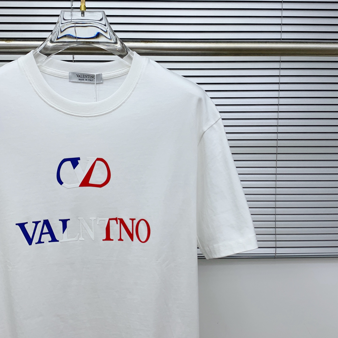 ss华伦天奴纯棉最新面料经典标识图案logo时尚简约潮流短袖，最顶级的品质专柜原单短袖，顶级制作工艺进口