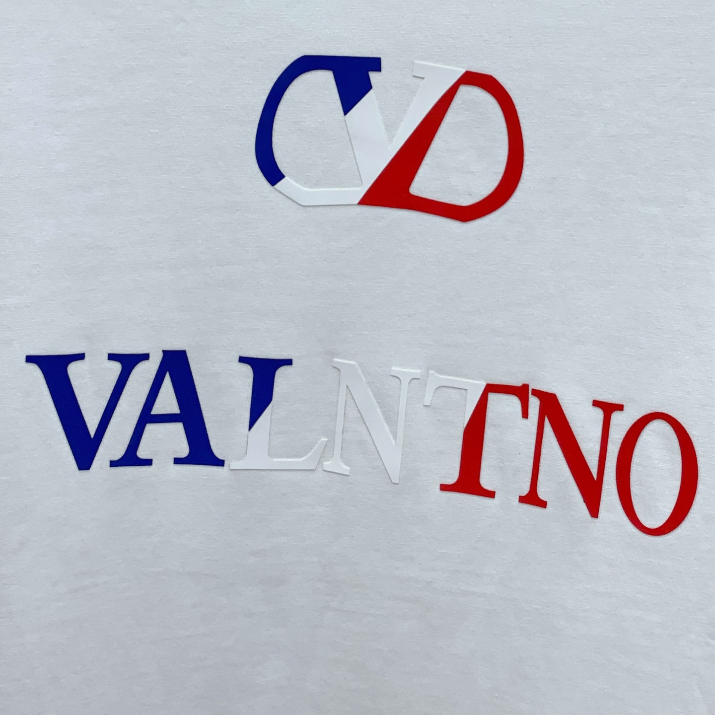 ss华伦天奴纯棉最新面料经典标识图案logo时尚简约潮流短袖，最顶级的品质专柜原单短袖，顶级制作工艺进口