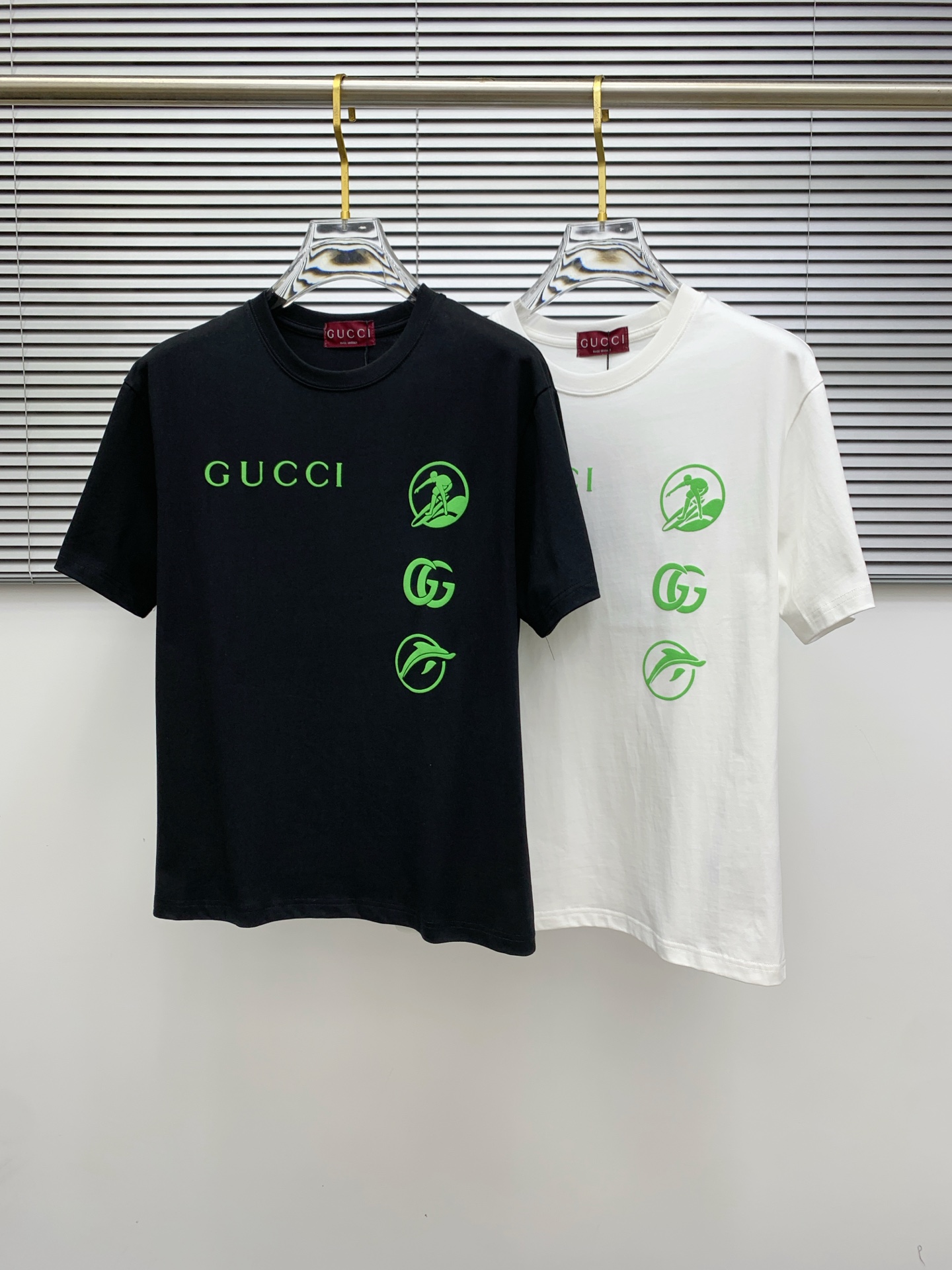 NO:479539,Ss Gucci pure cotton latest fabric classic logo pattern logo fashionable simple trendy short sleeves, top quality counter original single short sleeves, top production craft imported fabrics, unique design of counter style, using imported high-end customized fabrics. The official website is on sale!  Excellent fabric pattern, size..Black and white M-3Xl,,gucci,T-shirt,alexander wang19860909ss古驰纯棉最新面料经典标识图案logo时尚简约潮流短袖,最顶级的品质专柜原单短袖,顶级制作工艺进口面料,专柜款独特设计,采用进口高端订制面料.官网在售！面料版型超赞 码数..黑白色 M-3Xl,,gucci,T-shirt,alexander wang,Men's clothing