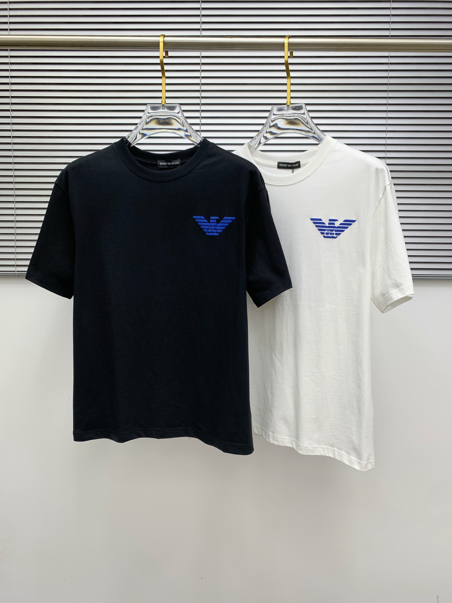 NO:479533,Ss Armani pure cotton latest fabric, classic logo, logo, fashionable, simple and trendy short sleeves, the top quality counter original single short sleeves, top production craft imported fabrics, unique design of the counter model, using imported high-end customized fabrics. The official website is on sale!  Excellent fabric pattern, size..Black and white M-3Xl,,armani,T-shirt,alexander wang19860909ss阿玛尼纯棉最新面料经典标识图案logo时尚简约潮流短袖,最顶级的品质专柜原单短袖,顶级制作工艺进口面料,专柜款独特设计,采用进口高端订制面料.官网在售！面料版型超赞 码数..黑白色 M-3Xl,,armani,T-shirt,alexander wang,Men's clothing