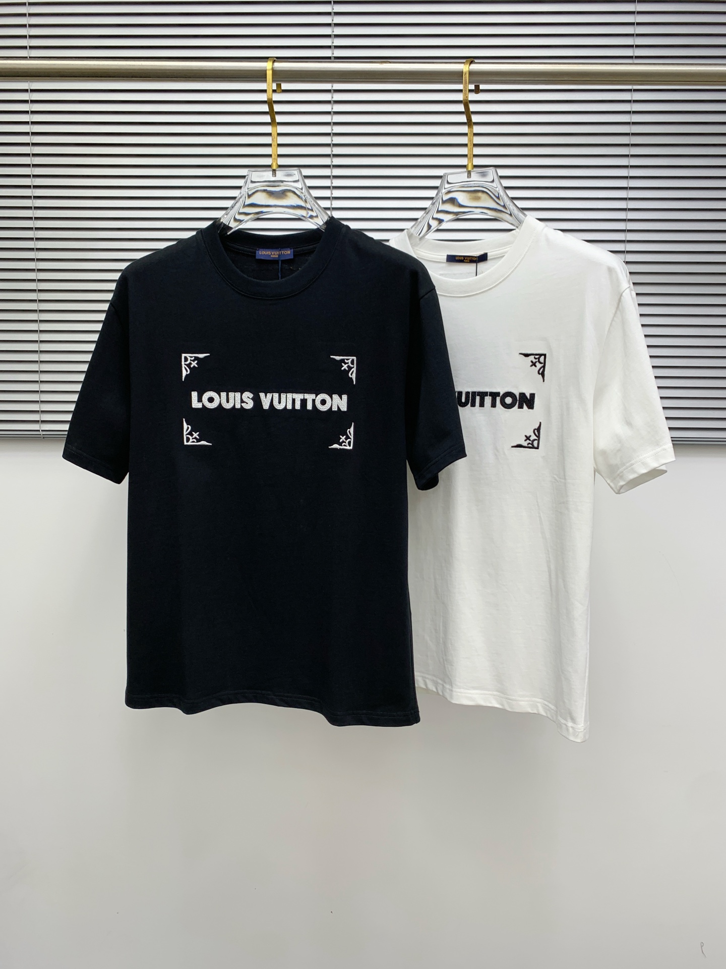 NO:451973,The latest ssLV pure cotton fabric, classic logo, logo, fashionable, simple and trendy short sleeves, the top quality counter original single short sleeves, the top production process imported fabric, the unique design of the counter model, using imported high-end customized fabrics. The official website is on sale!  Fabric style, size..Black and white M-3Xl,,louis vuitton,T-shirt,alexander wang19860909ssLV纯棉最新面料经典标识图案logo时尚简约潮流短袖,最顶级的品质专柜原单短袖,顶级制作工艺进口面料,专柜款独特设计,采用进口高端订制面料.官网在售！面料版型超赞 码数..黑白色 M-3Xl,,louis vuitton,T-shirt,alexander wang,Men's clothing