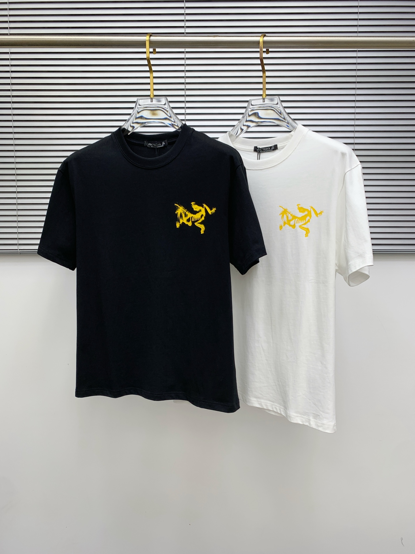 NO:451979,The latest fabric of Ss Archaeoptera pure cotton, classic logo, logo, fashionable, simple and trendy short sleeves, the top quality counter original single short sleeves, the top production process imported fabric, the unique design of the counter model, using imported high-end customized fabrics. The official website is on sale!  Fabric style, size..Black and white M-3Xl,arc'teryx,T-shirt,alexander wang19860909ss始祖鸟纯棉最新面料经典标识图案logo时尚简约潮流短袖,最顶级的品质专柜原单短袖,顶级制作工艺进口面料,专柜款独特设计,采用进口高端订制面料.官网在售！面料版型超赞 码数..黑白色 M-3Xl,arc'teryx,T-shirt,alexander wang,Men's clothing