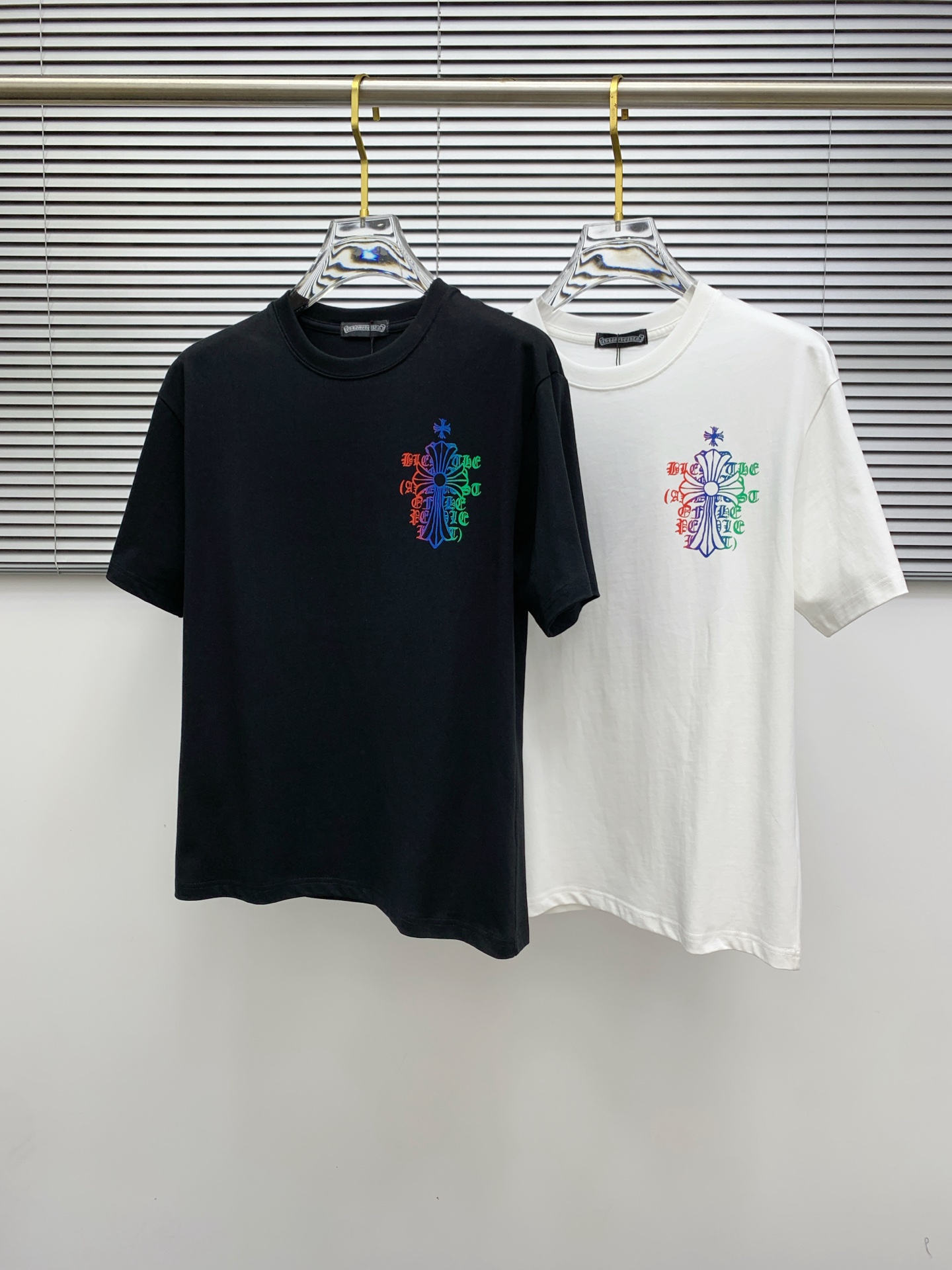 NO:451985,Ss Croxin Pure Cotton’s latest fabric, classic logo, logo, fashionable, simple and trendy short sleeves, the top quality counter original single short sleeves, top-level production craft imported fabrics, unique design of the counter model, using imported high-end customized fabrics. The official website is on sale!  Excellent fabric size..Black and white M-3Xl,,chrome hearts,T-shirt,alexander wang19860909ss克罗心纯棉最新面料经典标识图案logo时尚简约潮流短袖,最顶级的品质专柜原单短袖,顶级制作工艺进口面料,专柜款独特设计,采用进口高端订制面料.官网在售！面料版型超赞 码数..黑白色 M-3Xl,,chrome hearts,T-shirt,alexander wang,Men's clothing