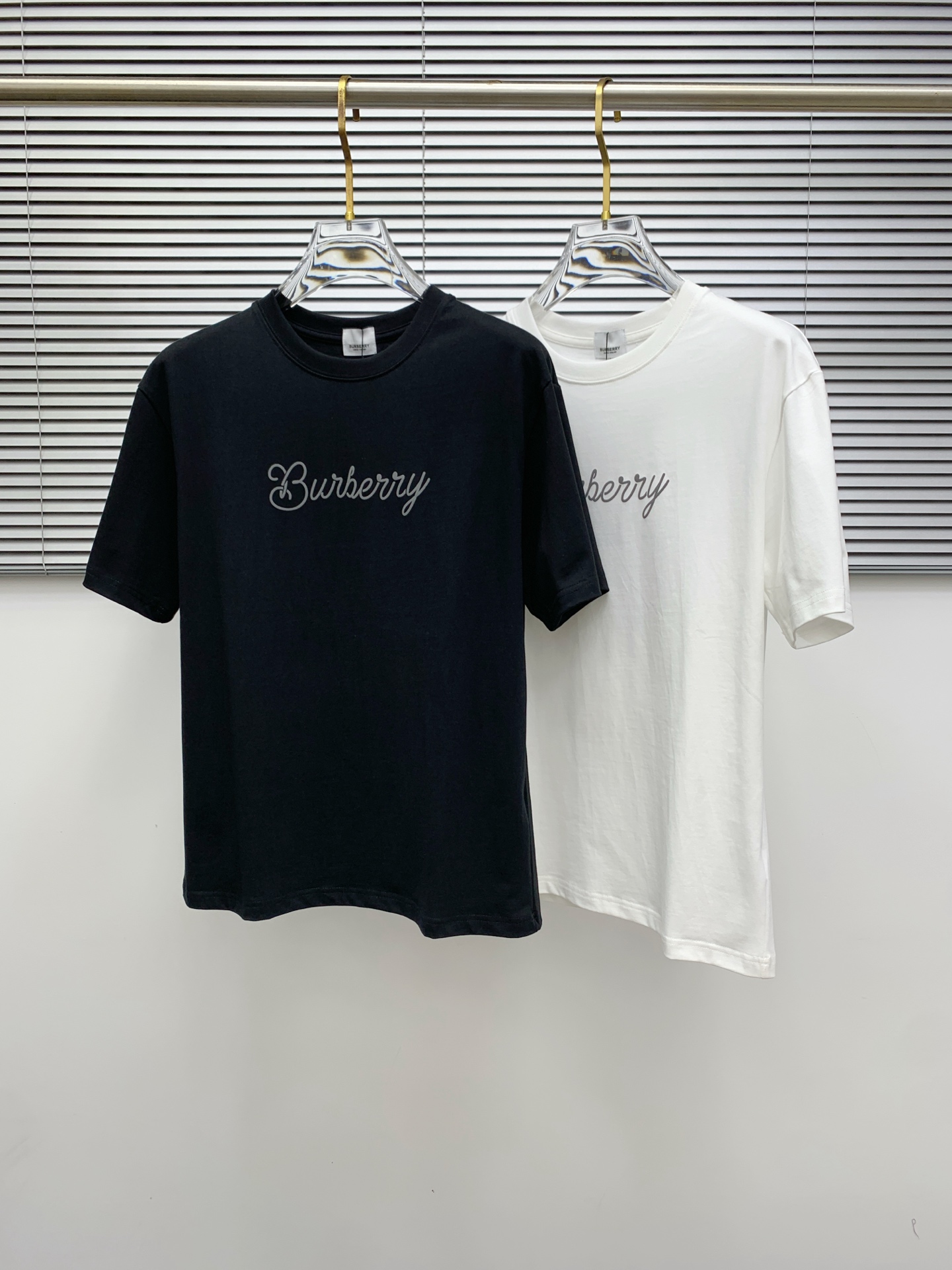 NO:451989,Ss Burberry pure cotton latest fabric classic logo pattern logo fashionable simple trendy short sleeves, top quality counter original single short sleeves, top production craft imported fabrics, unique design of counter style, using imported high-end customized fabrics. The official website is on sale!  Excellent fabric pattern, size..Black and white M-3Xl,,burberry,T-shirt,alexander wang19860909ss巴宝莉纯棉最新面料经典标识图案logo时尚简约潮流短袖,最顶级的品质专柜原单短袖,顶级制作工艺进口面料,专柜款独特设计,采用进口高端订制面料.官网在售！面料版型超赞 码数..黑白色 M-3Xl,,burberry,T-shirt,alexander wang,Men's clothing