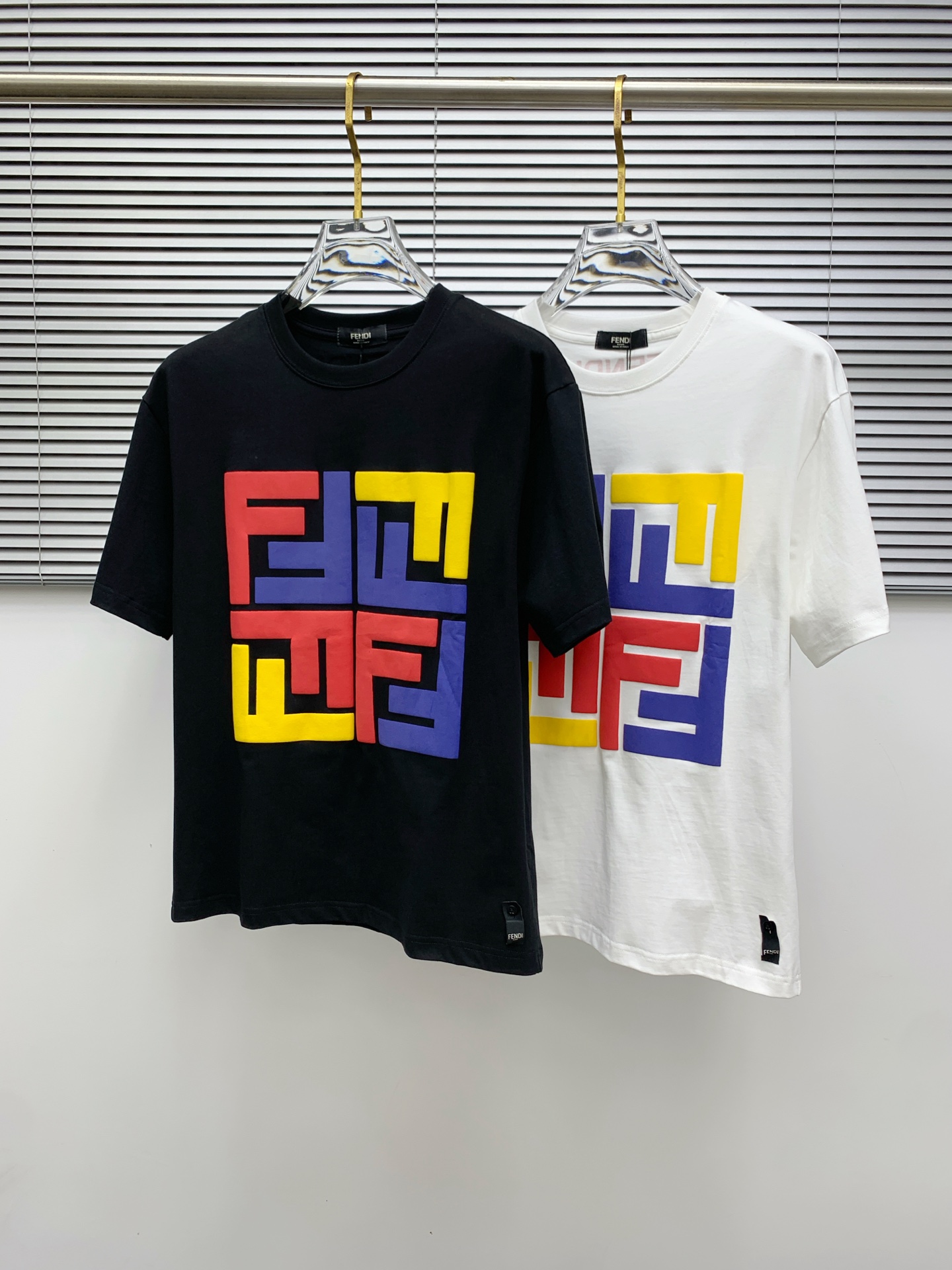 NO:451994,Ss Fendi pure cotton latest fabric classic logo pattern logo fashionable simple trendy short sleeves, the top quality counter original single short sleeves, top production craft imported fabrics, unique design of the counter model, using imported high-end customized fabrics. The official website is on sale!  Excellent fabric fit, size..Black and white M-3Xl,,fendi,T-shirt,alexander wang19860909ss芬迪纯棉最新面料经典标识图案logo时尚简约潮流短袖,最顶级的品质专柜原单短袖,顶级制作工艺进口面料,专柜款独特设计,采用进口高端订制面料.官网在售！面料版型超赞 码数..黑白色 M-3Xl,,fendi,T-shirt,alexander wang,Men's clothing