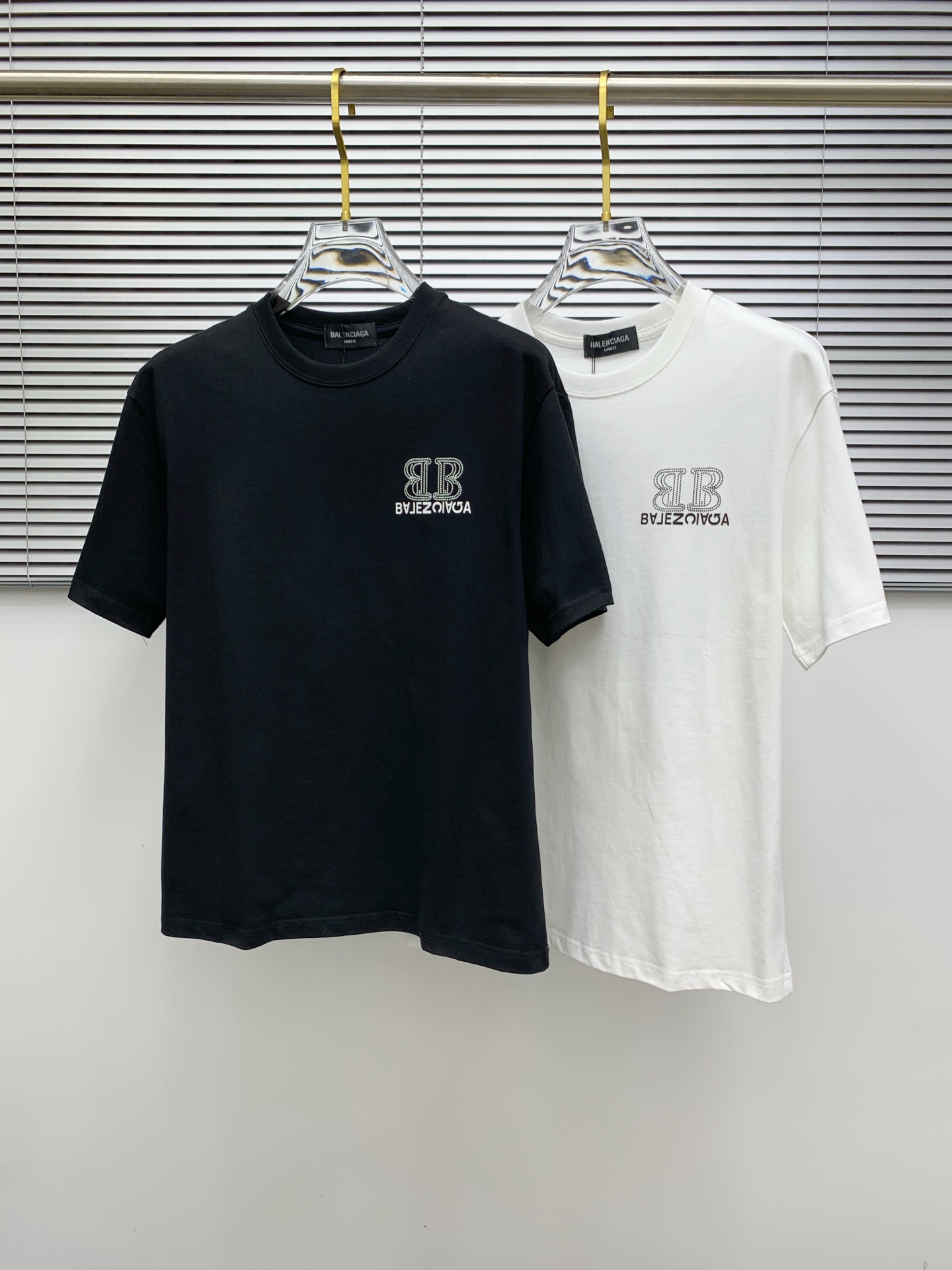 NO:451999,Ss Balenciaga pure cotton latest fabric, classic logo, logo, fashionable, simple and trendy short sleeves, the top quality counter original single short sleeves, top production craft imported fabrics, unique design of the counter model, using imported high-end customized fabrics. The official website is on sale!  Excellent fabric pattern, size..Black and white M-3Xl,,balenciaga,T-shirt,alexander wang19860909ss巴黎世家纯棉最新面料经典标识图案logo时尚简约潮流短袖,最顶级的品质专柜原单短袖,顶级制作工艺进口面料,专柜款独特设计,采用进口高端订制面料.官网在售！面料版型超赞 码数..黑白色 M-3Xl,,balenciaga,T-shirt,alexander wang,Men's clothing