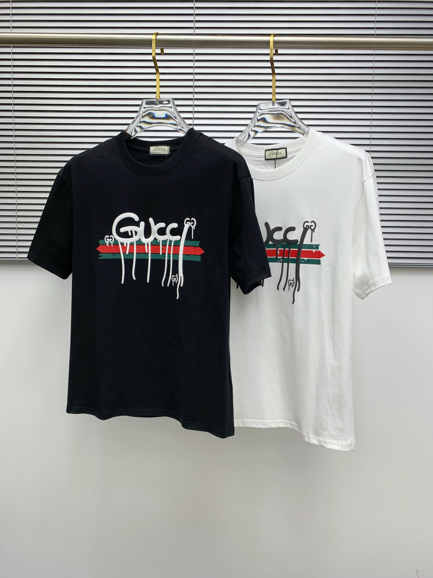 NO:452007,Ss Gucci pure cotton latest fabric classic logo pattern logo fashionable simple trendy short sleeves, top quality counter original single short sleeves, top production craft imported fabrics, unique design of counter style, using imported high-end customized fabrics. The official website is on sale!  Excellent fabric pattern, size..Black and white M-3Xl,,gucci,T-shirt,alexander wang19860909ss古驰纯棉最新面料经典标识图案logo时尚简约潮流短袖,最顶级的品质专柜原单短袖,顶级制作工艺进口面料,专柜款独特设计,采用进口高端订制面料.官网在售！面料版型超赞 码数..黑白色 M-3Xl,,gucci,T-shirt,alexander wang,Men's clothing