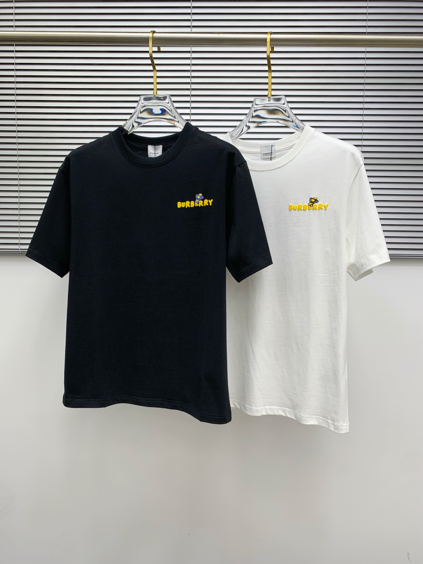 NO:452010,Ss Burberry pure cotton latest fabric classic logo pattern logo fashionable simple trendy short sleeves, top quality counter original single short sleeves, top production craft imported fabrics, unique design of counter style, using imported high-end customized fabrics. The official website is on sale!  Excellent fabric pattern, size..Black and white M-3Xl,,burberry,T-shirt,alexander wang19860909ss巴宝莉纯棉最新面料经典标识图案logo时尚简约潮流短袖,最顶级的品质专柜原单短袖,顶级制作工艺进口面料,专柜款独特设计,采用进口高端订制面料.官网在售！面料版型超赞 码数..黑白色 M-3Xl,,burberry,T-shirt,alexander wang,Men's clothing