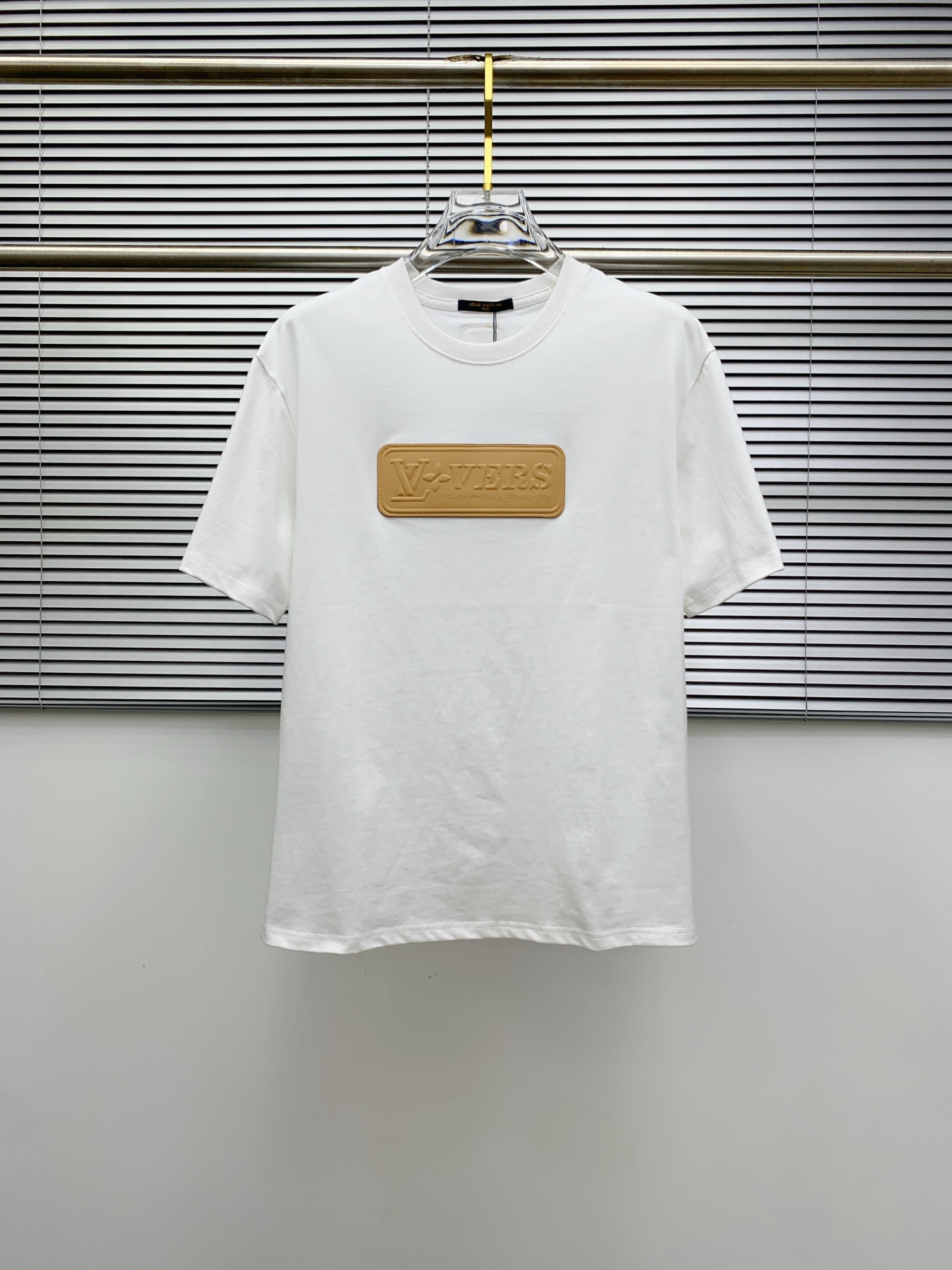 NO:452020,The latest ssLV pure cotton fabric, classic logo, logo, fashionable, simple and trendy short sleeves, the top quality counter original single short sleeves, the top production process imported fabric, the unique design of the counter model, using imported high-end customized fabrics. The official website is on sale!  Fabric style, size..Black and white M-3Xl,,louis vuitton,T-shirt,alexander wang19860909ssLV纯棉最新面料经典标识图案logo时尚简约潮流短袖,最顶级的品质专柜原单短袖,顶级制作工艺进口面料,专柜款独特设计,采用进口高端订制面料.官网在售！面料版型超赞 码数..黑白色 M-3Xl,,louis vuitton,T-shirt,alexander wang,Men's clothing