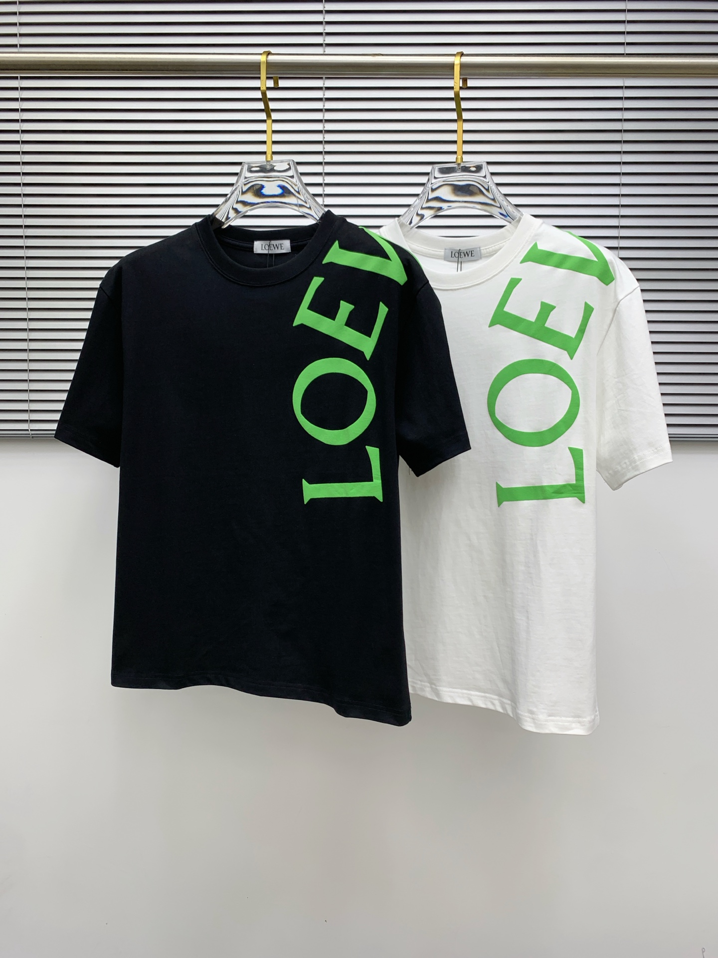 NO:452014,Ss Luo Yiwei pure cotton latest fabric, classic logo, logo, fashionable, simple and trendy short sleeves, the top quality counter original single short sleeves, top production craft imported fabrics, unique design of the counter model, using imported high-end customized fabrics. The official website is on sale!  Excellent fabric fit, size..Black and white M-3Xl,,loewe,T-shirt,alexander wang19860909ss罗意威纯棉最新面料经典标识图案logo时尚简约潮流短袖,最顶级的品质专柜原单短袖,顶级制作工艺进口面料,专柜款独特设计,采用进口高端订制面料.官网在售！面料版型超赞 码数..黑白色 M-3Xl,,loewe,T-shirt,alexander wang,Men's clothing