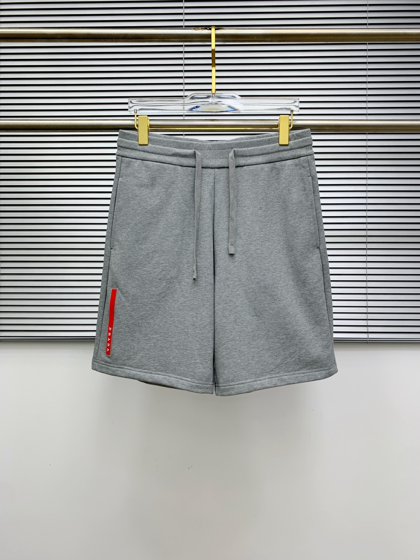 NO:448136,Prada's new spring and summer 2025 casual shorts!  The official website is released simultaneously. Customized brand classic logo, customized fabric, excellent comfort, strong hand touch. Extremely recognizable, perfect quality craftsmanship. Size S-Xl, prada, shorts, alexander wang19860909普拉达2025春夏新款休闲短裤！官网同步发售.定制品牌经典LOGO,定制面料,舒适度极好,手触感强烈.辨识度极高,完美品相工艺. 尺码S-Xl,,prada,shorts,alexander wang,Men's clothing